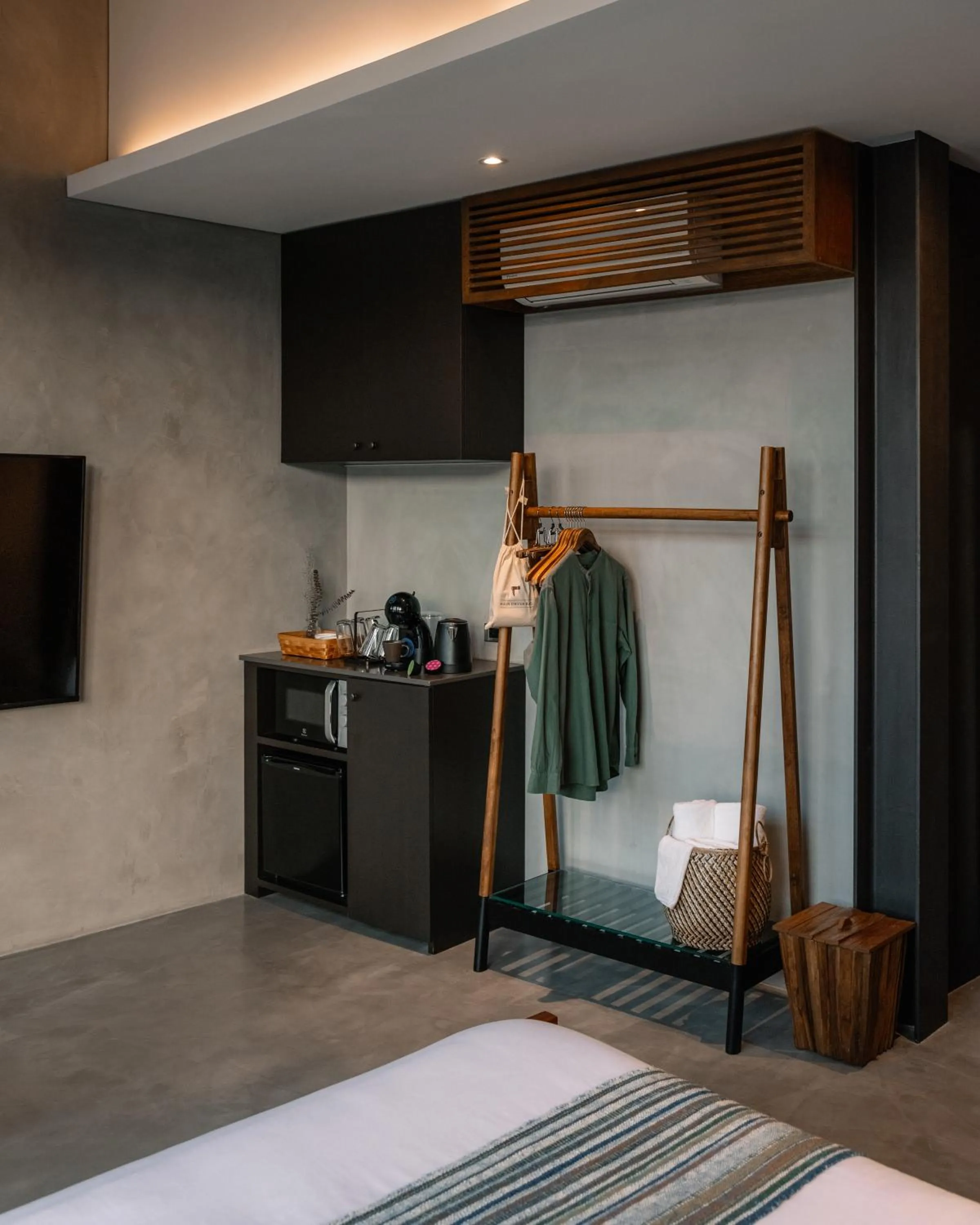 wardrobe, Bed in Tamni