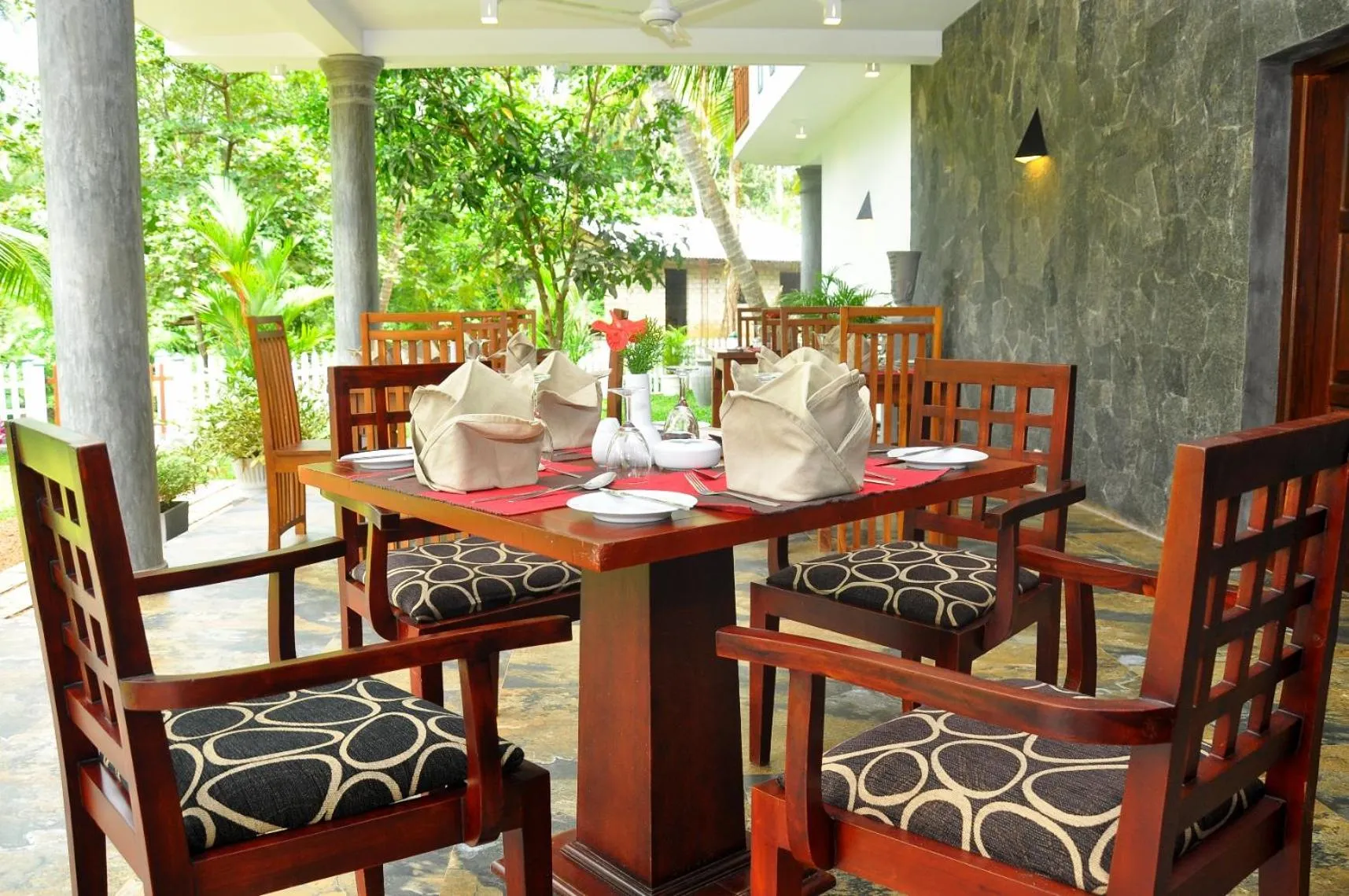 Restaurant/places to eat in Canal Villa