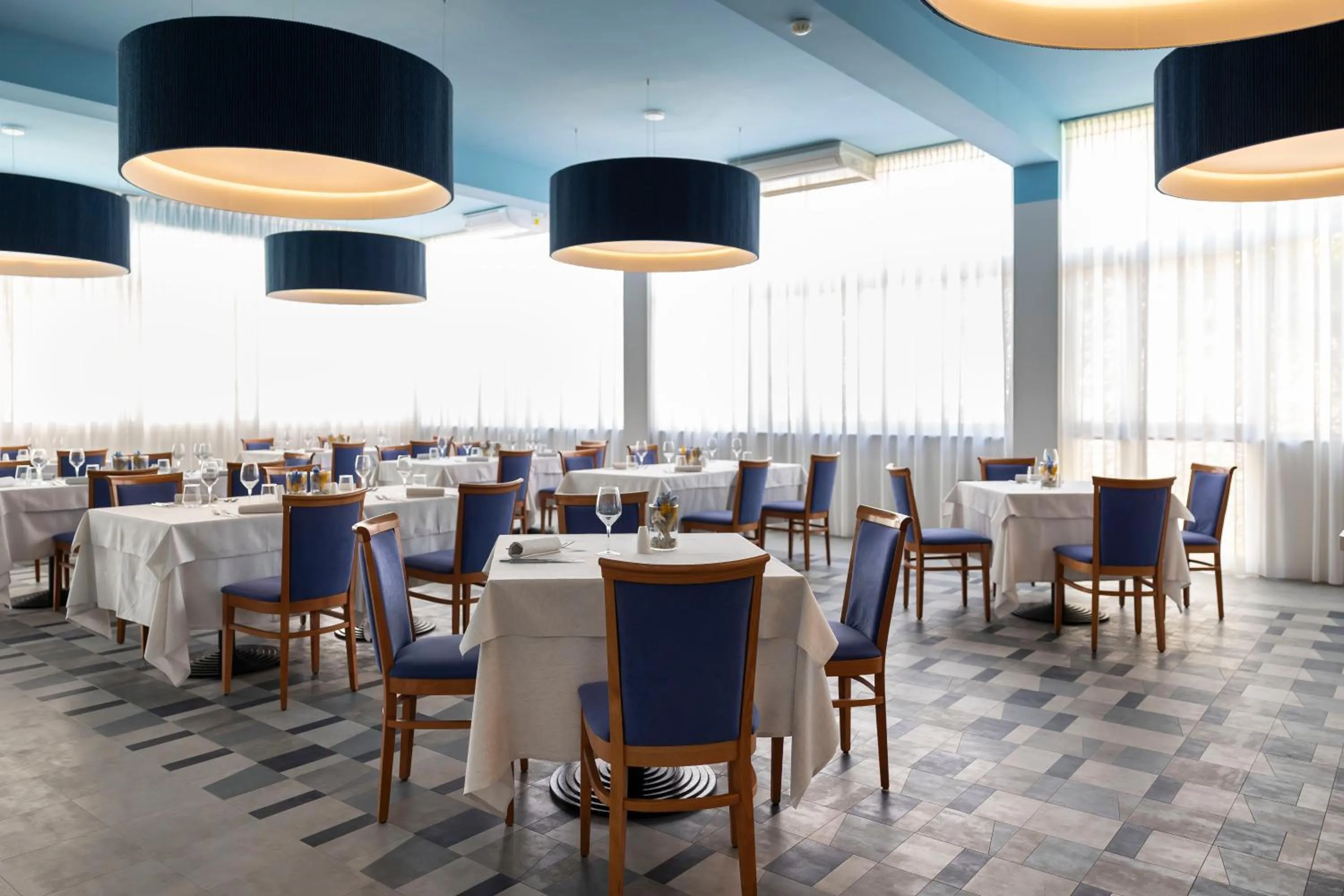 Restaurant/places to eat in Grand Hotel