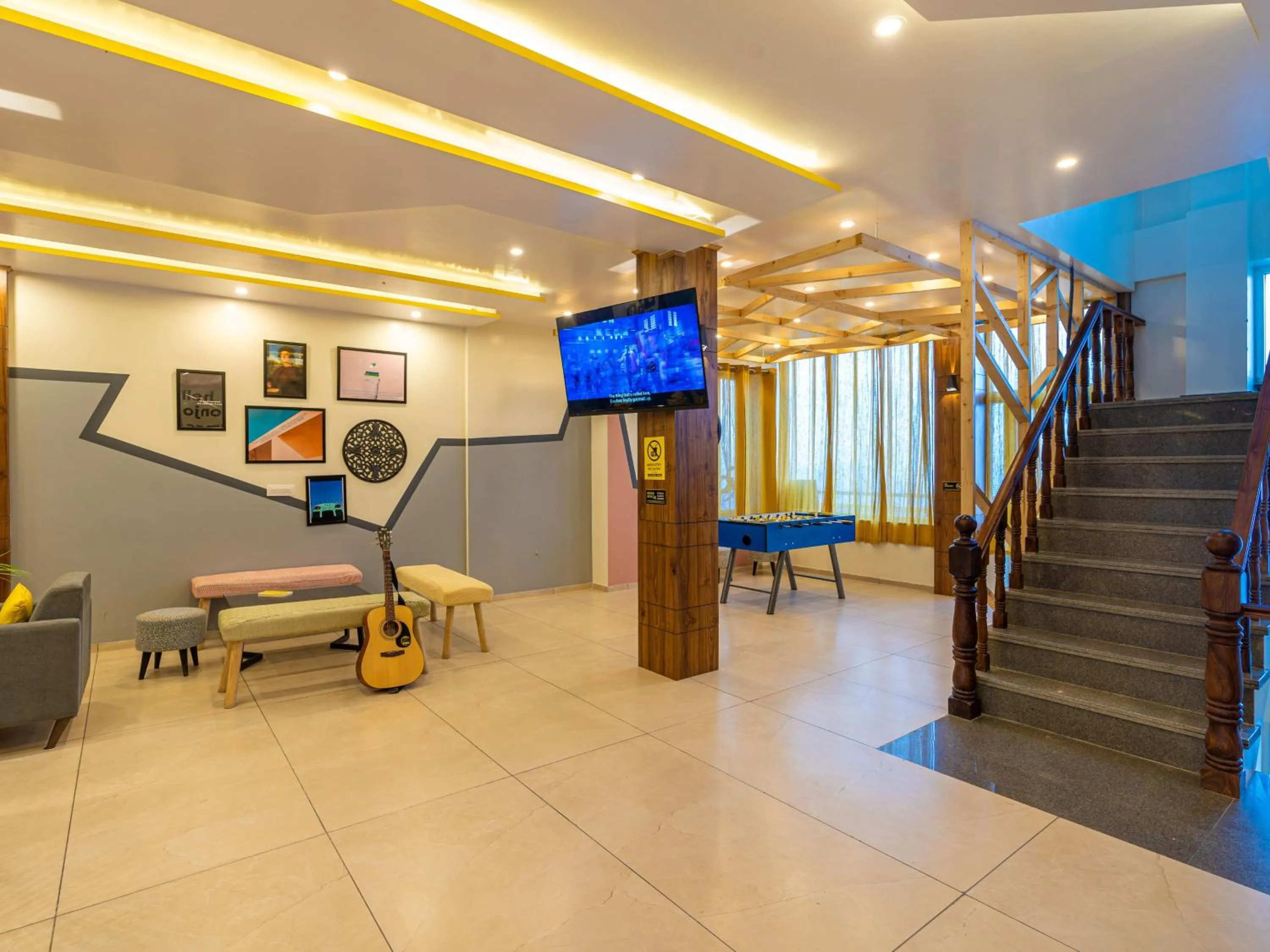 Communal lounge/ TV room in The Hosteller Kufri, Shimla