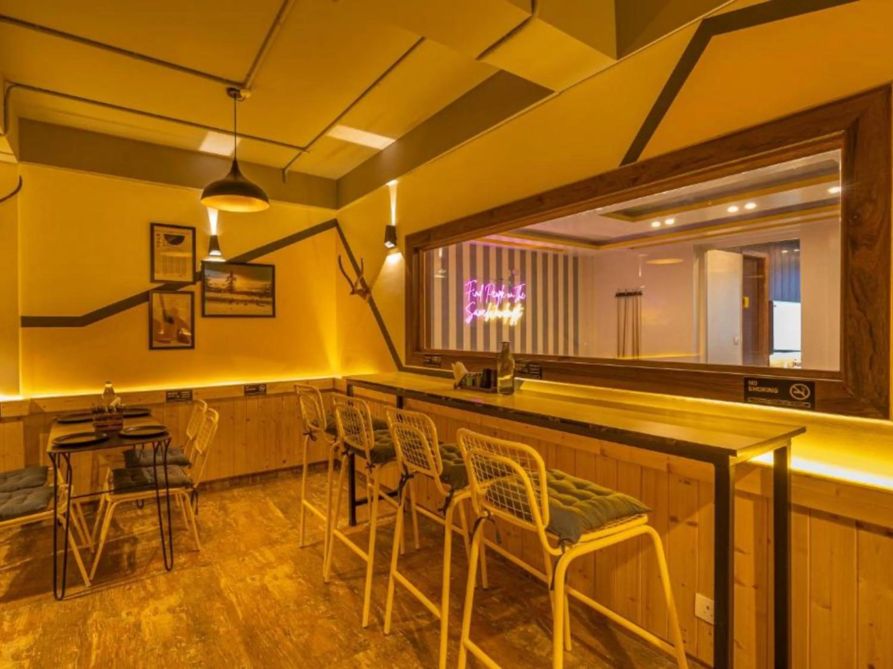 Restaurant/places to eat in The Hosteller Kufri, Shimla