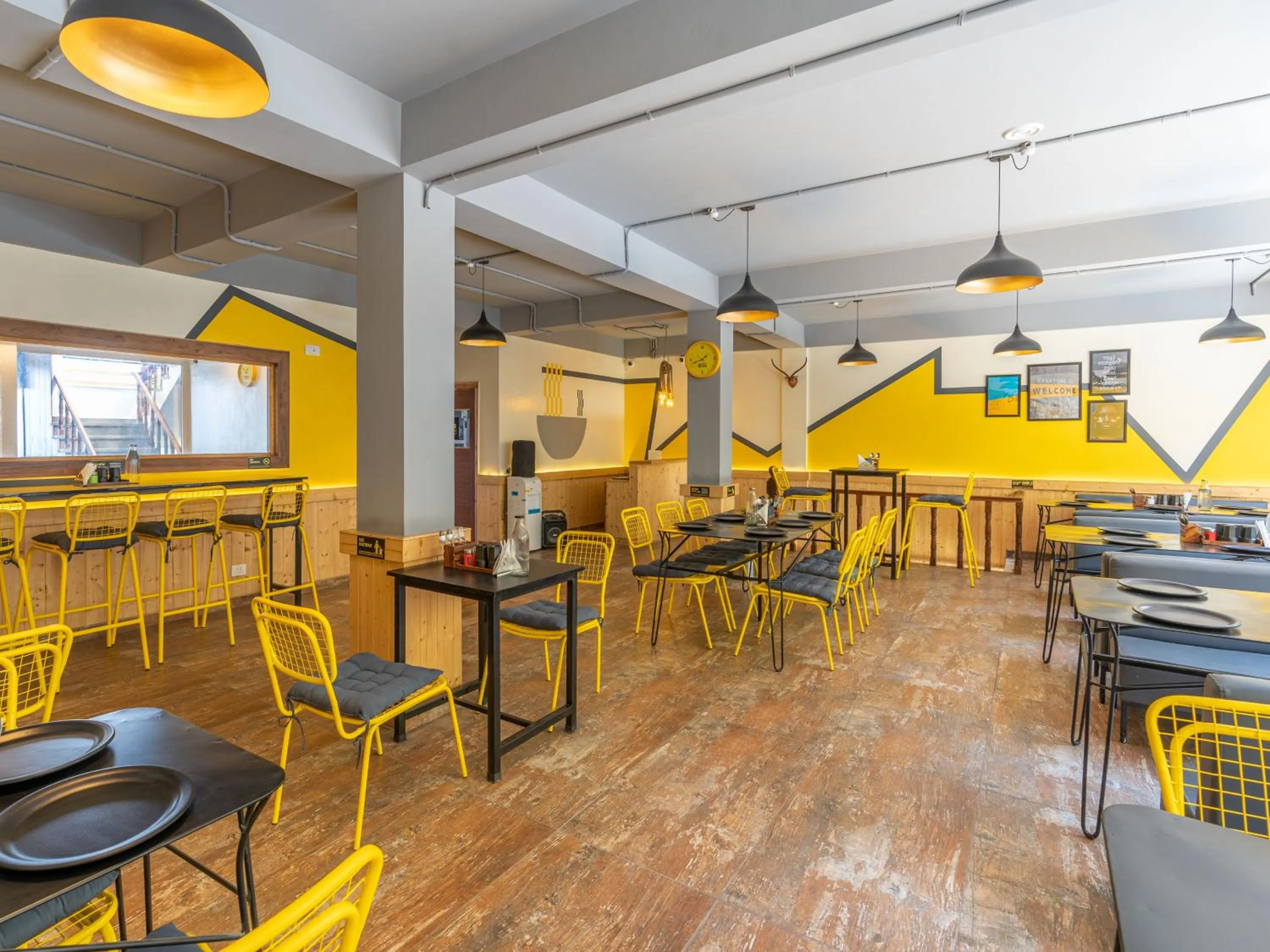 Restaurant/places to eat in The Hosteller Kufri, Shimla