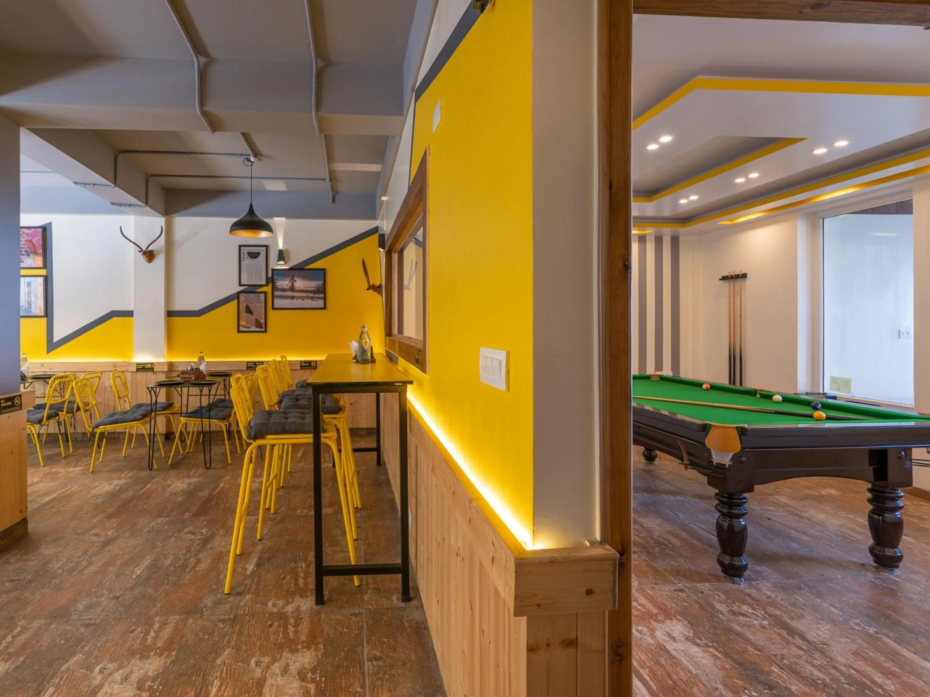 Billiard in The Hosteller Kufri, Shimla