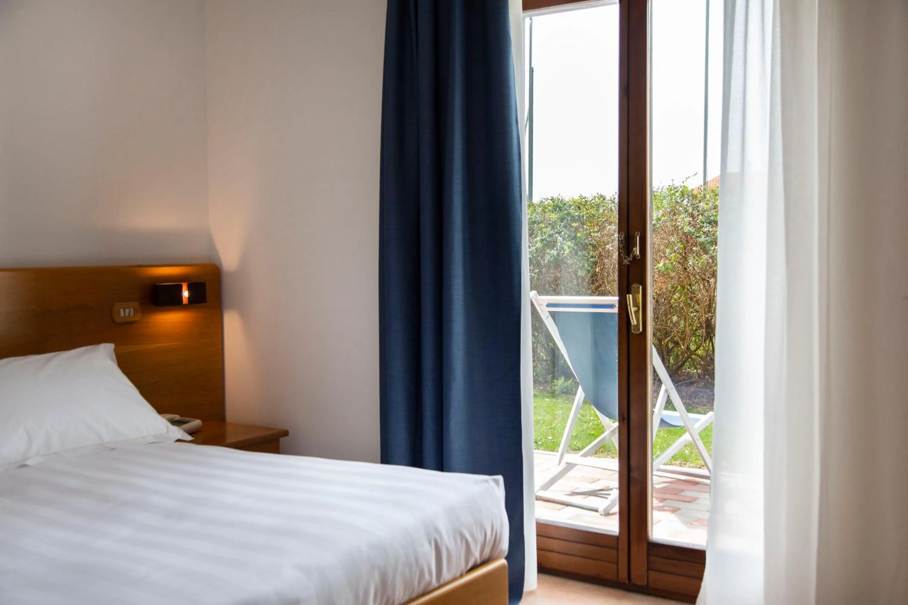 Garden view, Bed in Hotel Villa Paradiso