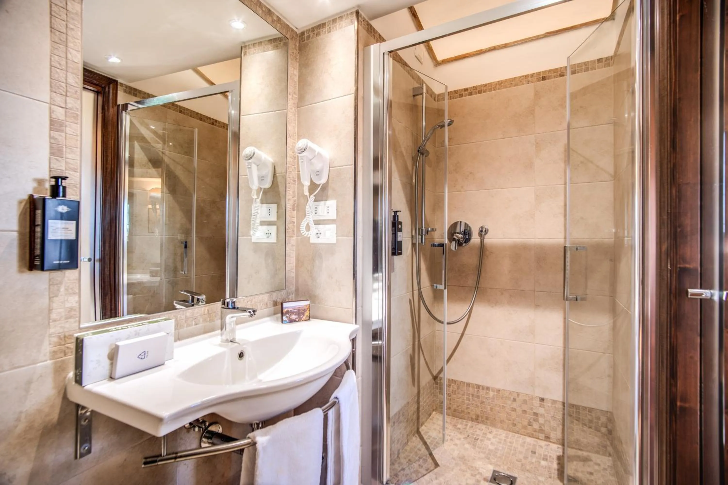 Shower in Abbazia Collemedio Resort & Spa