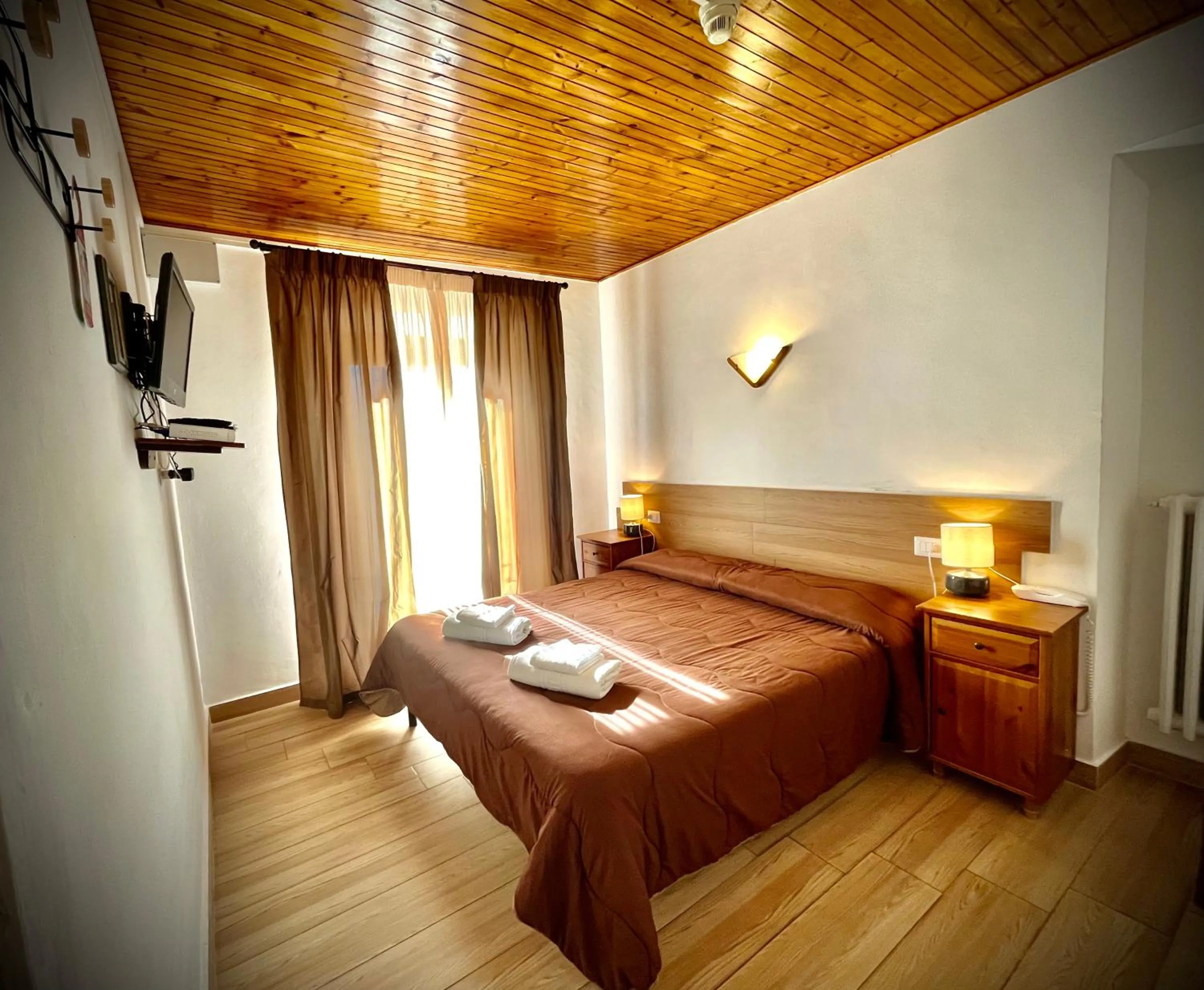 Balcony/Terrace, Bed in Hotel Pinguino