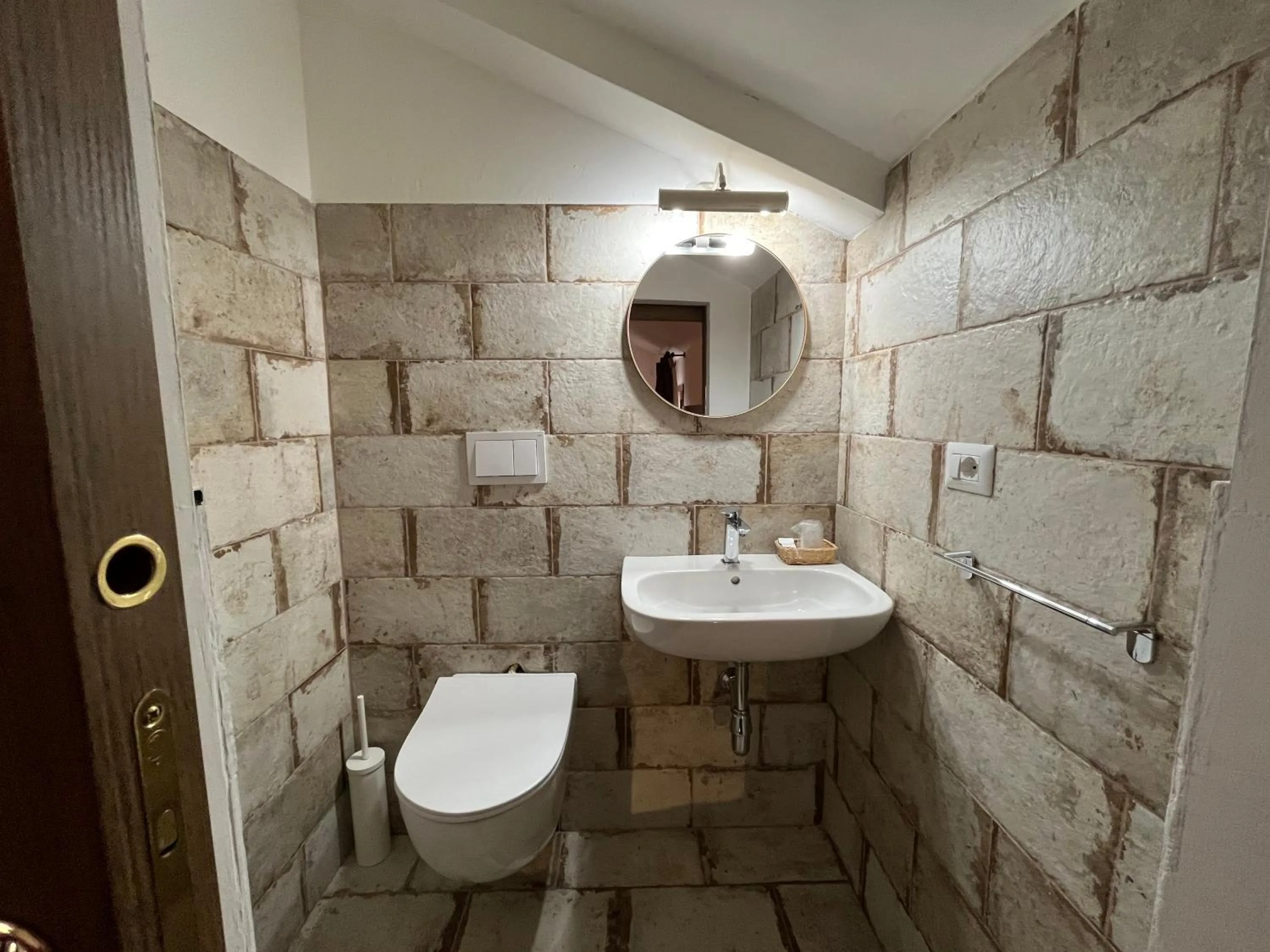 Toilet in Hotel Pinguino