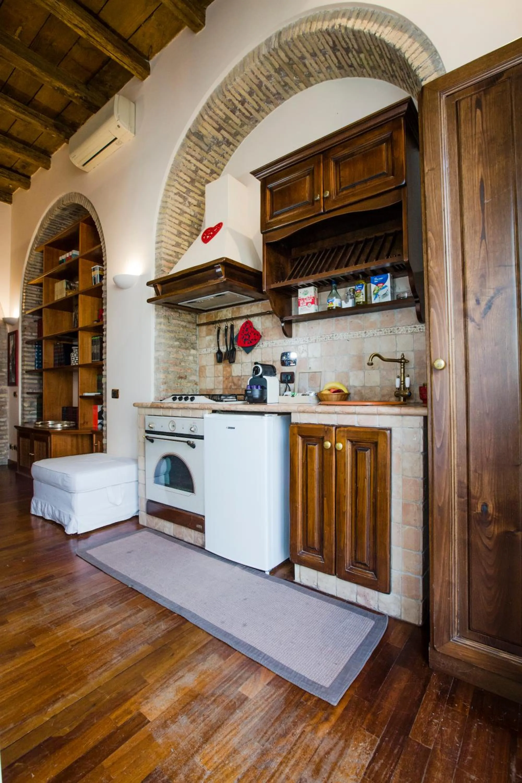 Kitchen or kitchenette in Pettinary Village B&B