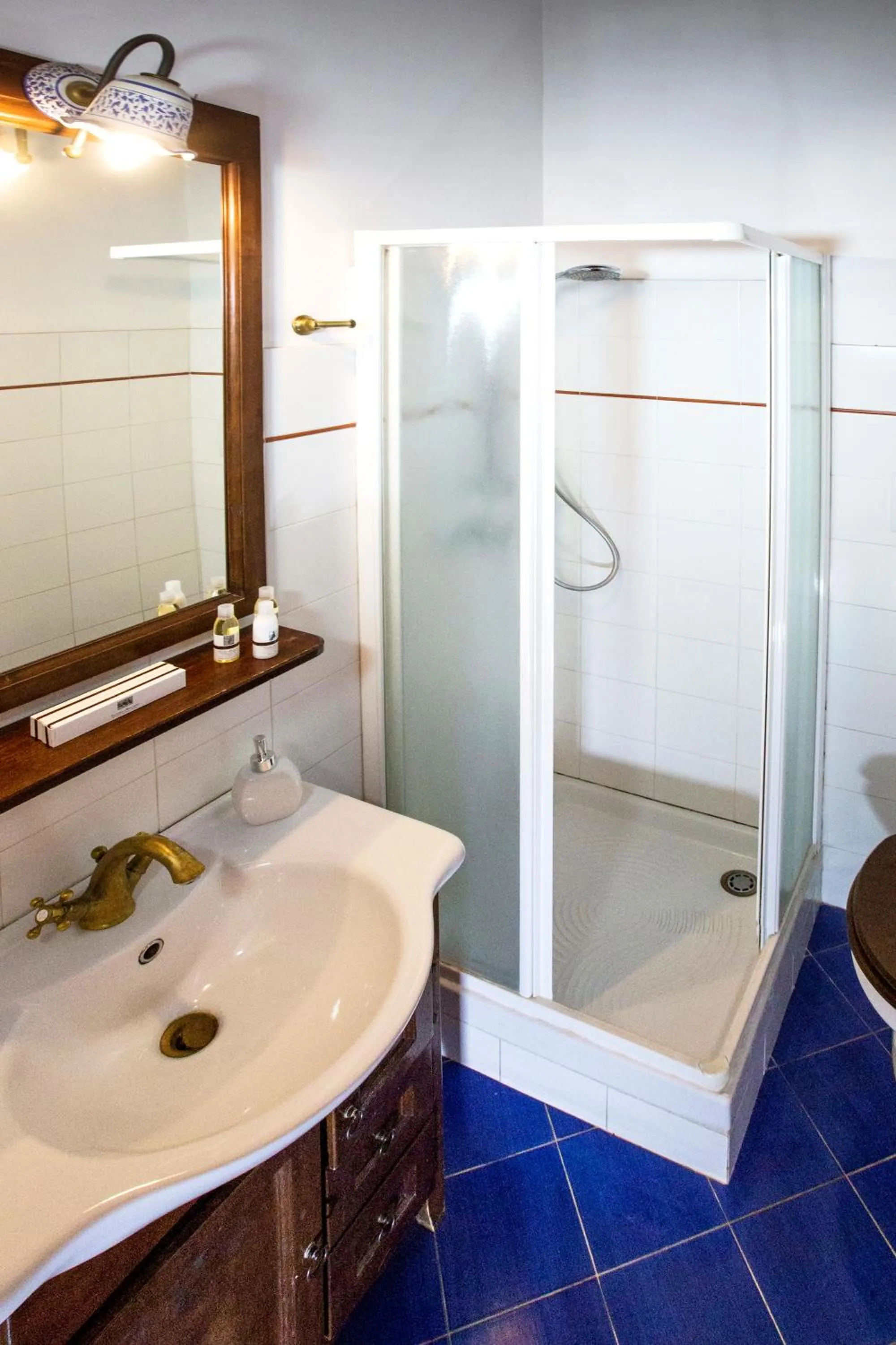 Bathroom in Pettinary Village B&B