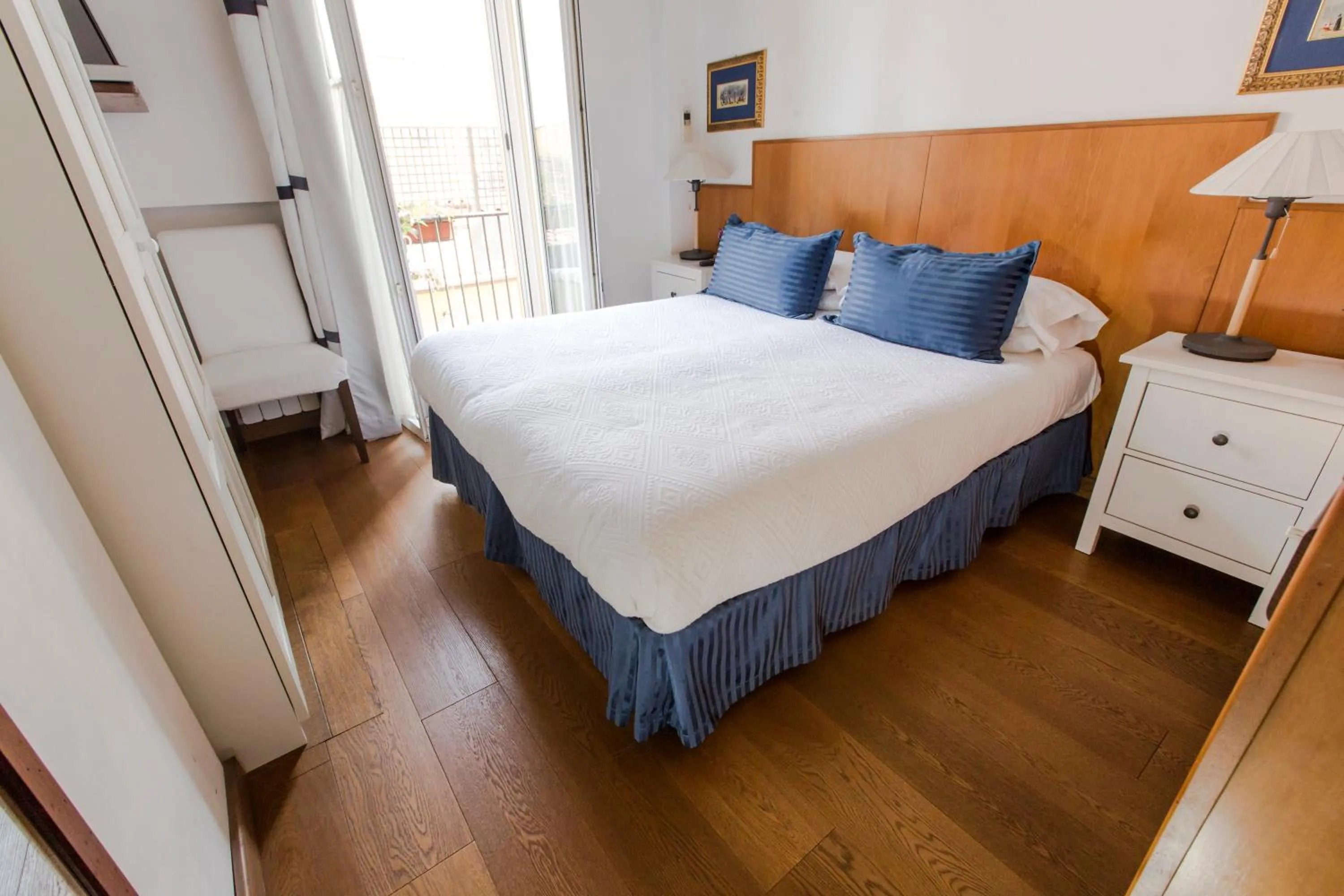 Bedroom, Bed in Pettinary Village B&B