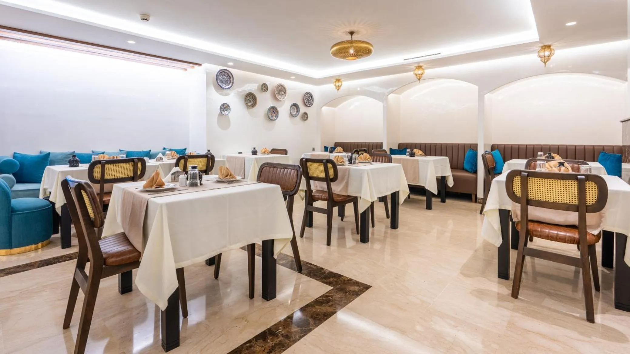 Restaurant/places to eat in Hotel Al Walid