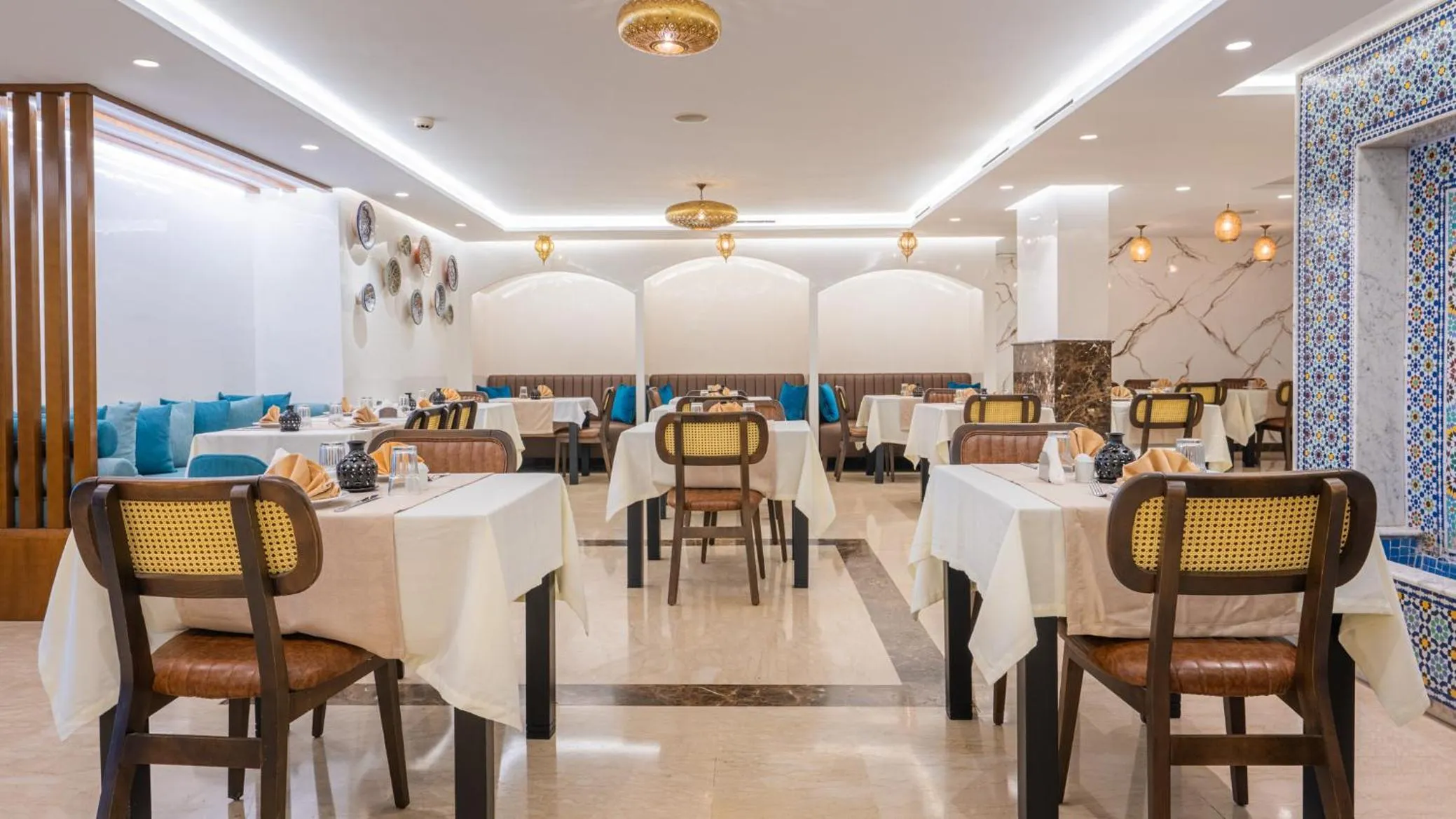 Restaurant/places to eat in Hotel Al Walid
