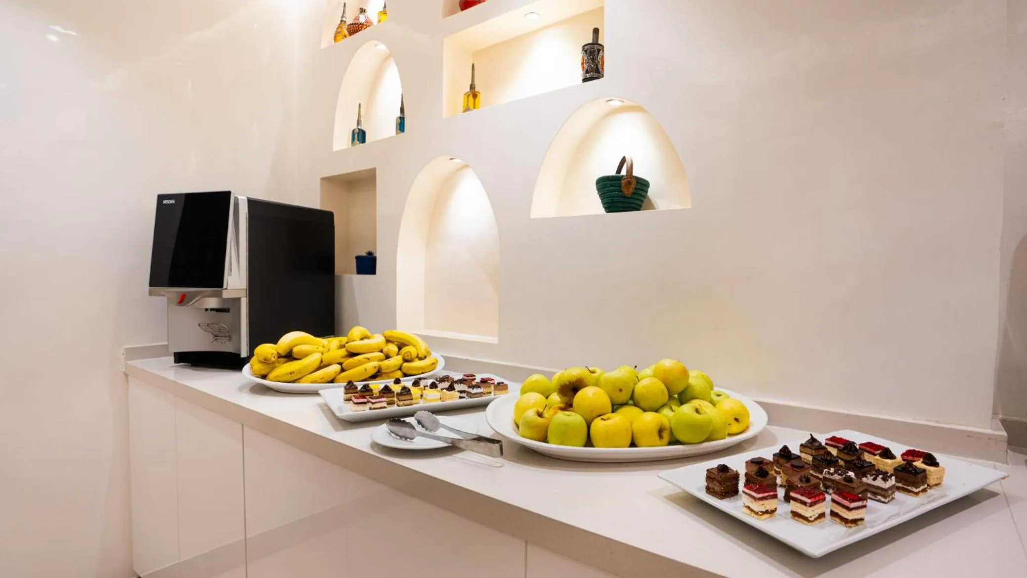 Restaurant/places to eat in Hotel Al Walid