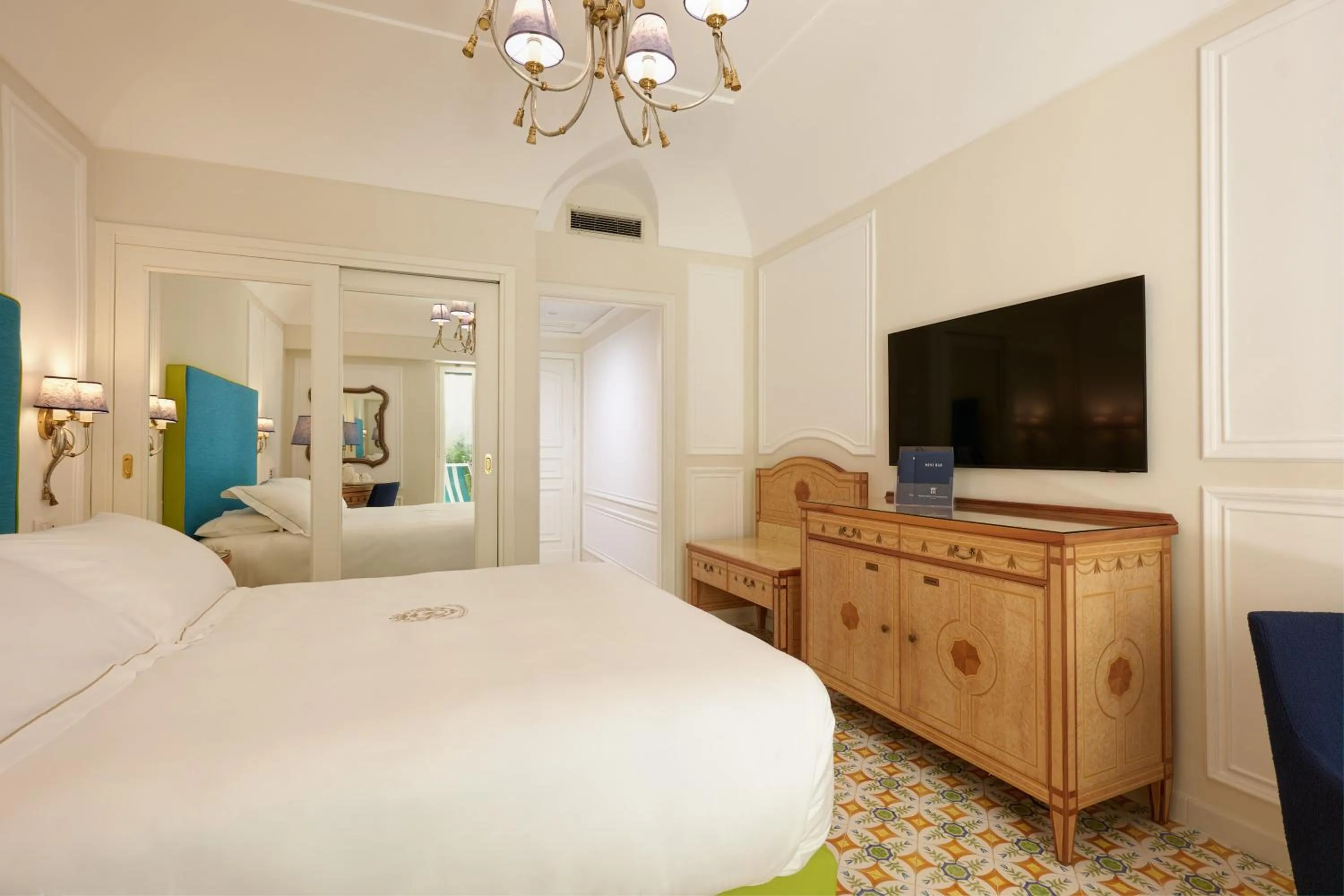 TV and multimedia, Bed in Grand Hotel Capodimonte