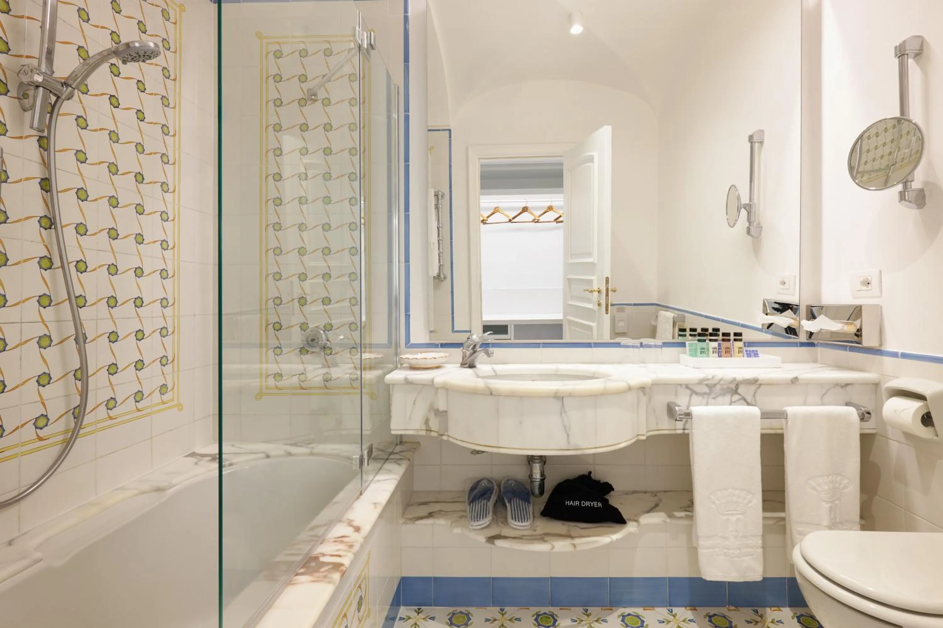 Shower in Grand Hotel Capodimonte