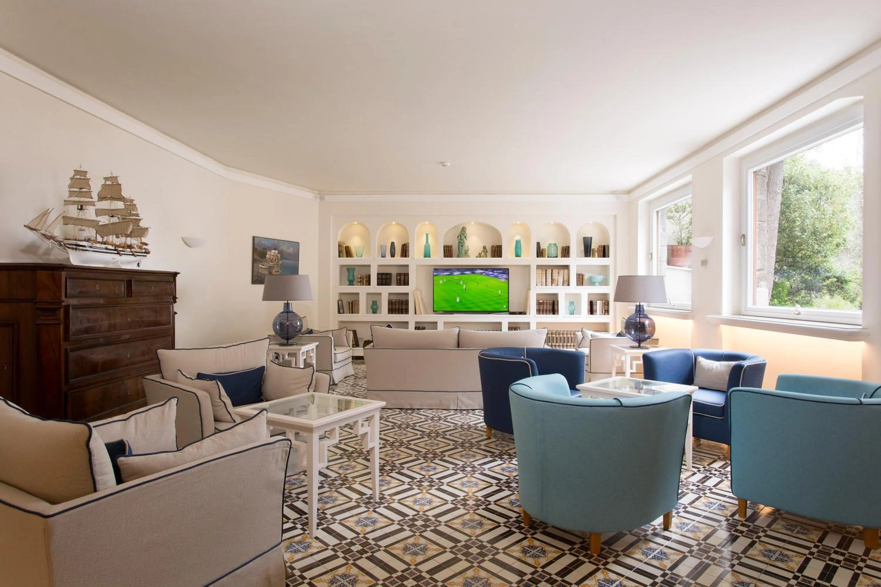 Communal lounge/ TV room in Grand Hotel Capodimonte