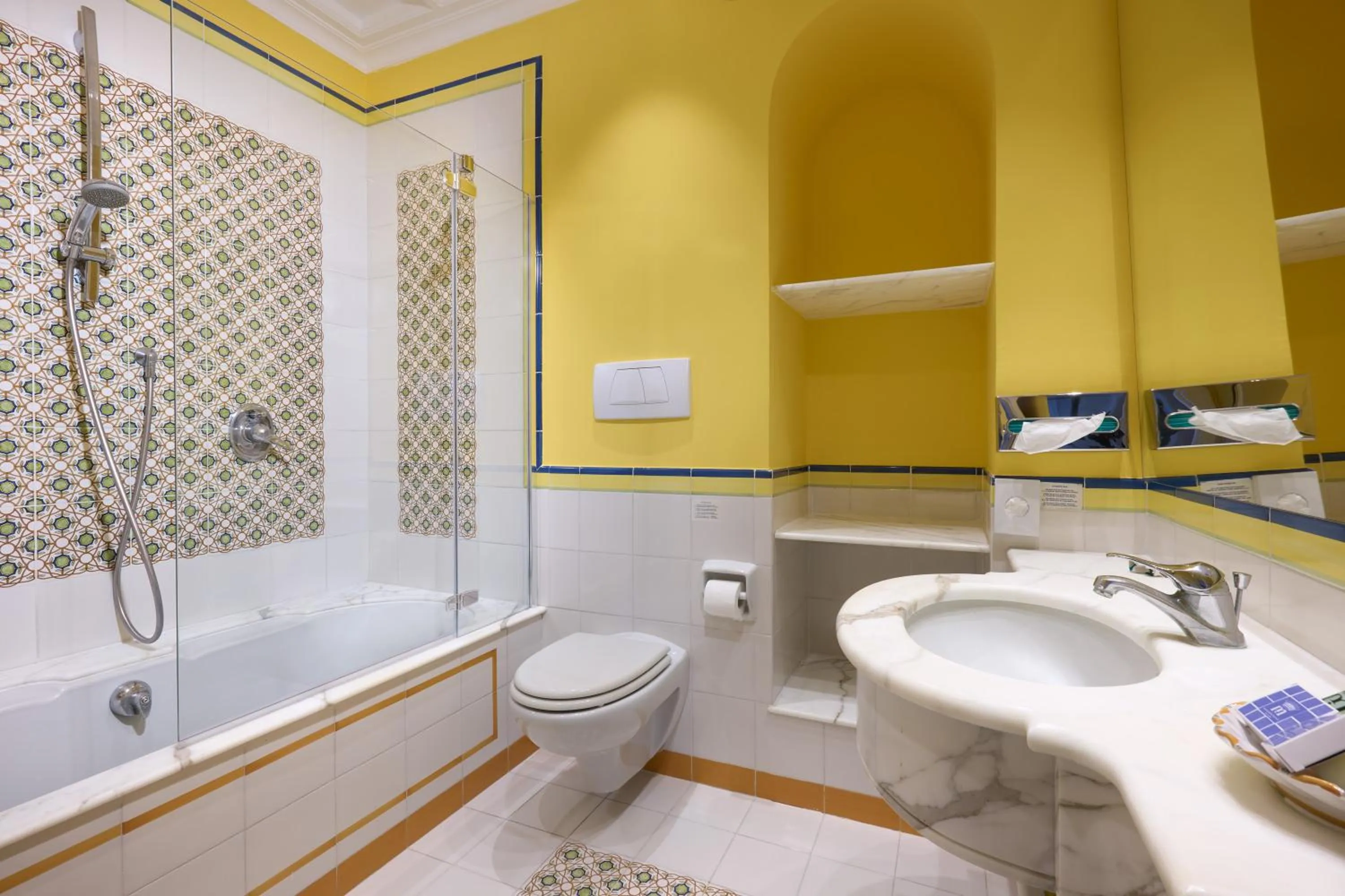 Shower in Grand Hotel Capodimonte