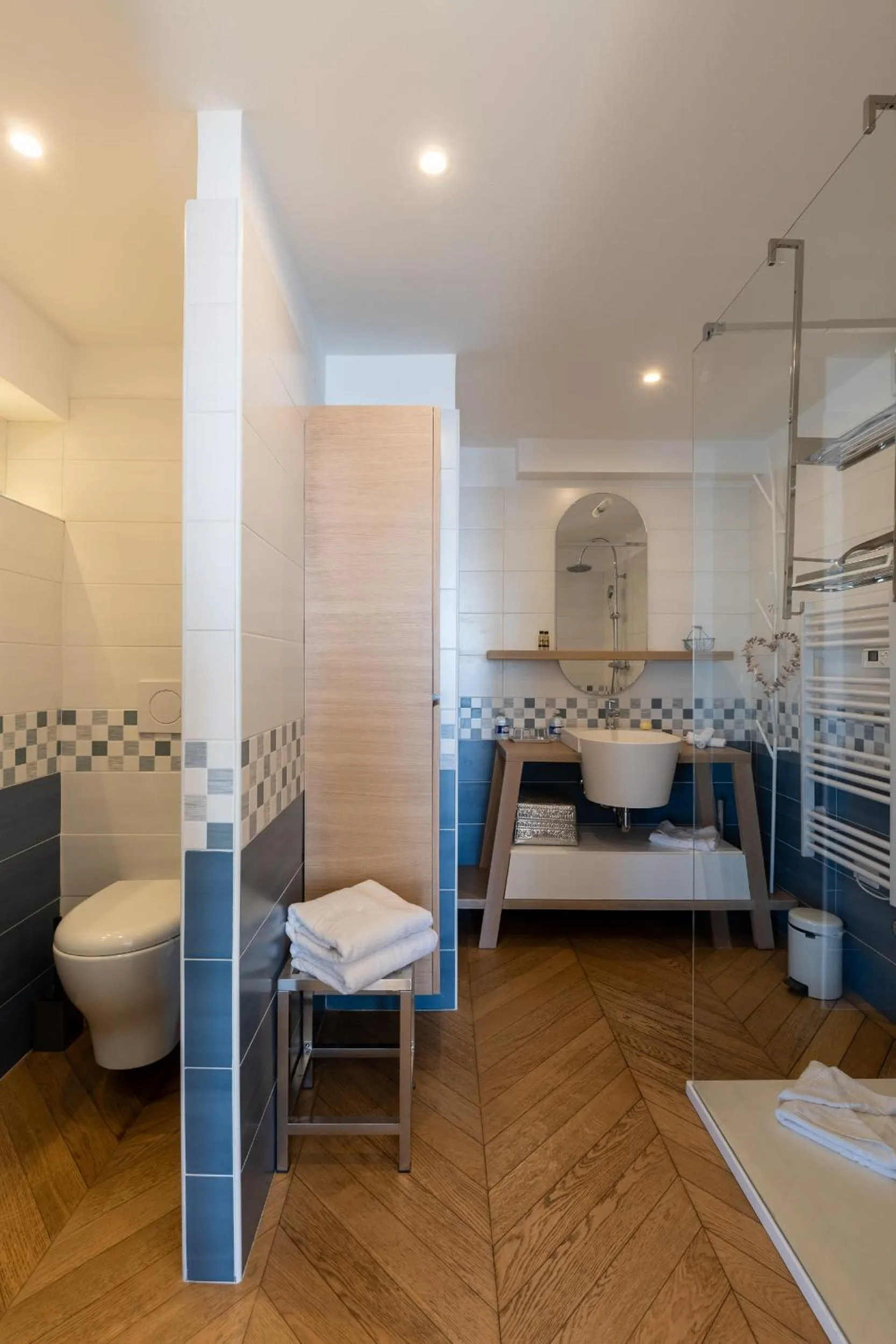 Shower, Bed in Villa Eze Vue Mer