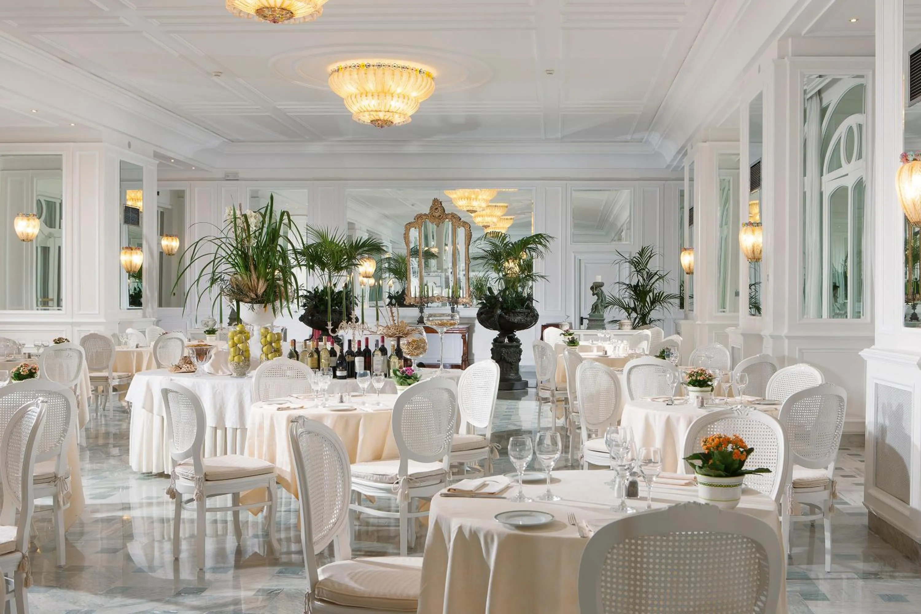 Restaurant/places to eat in Grand Hotel Royal