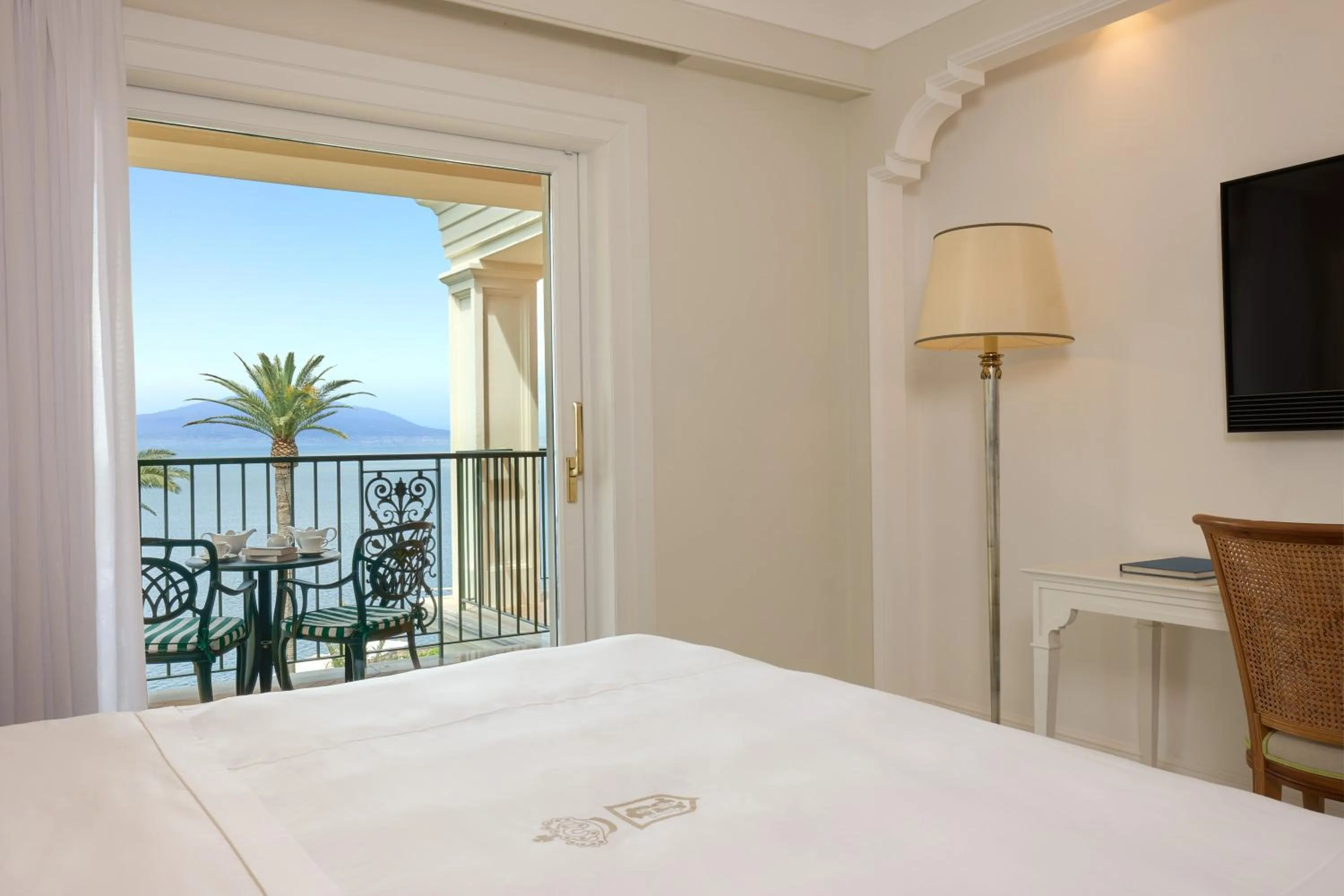 Bedroom, Bed in Grand Hotel Royal