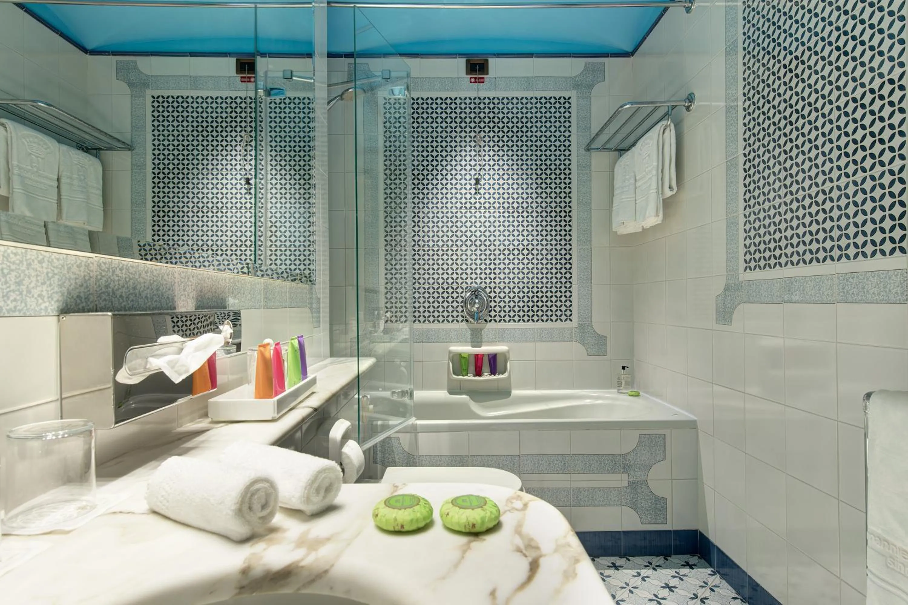 Shower, Bed in Grand Hotel Royal