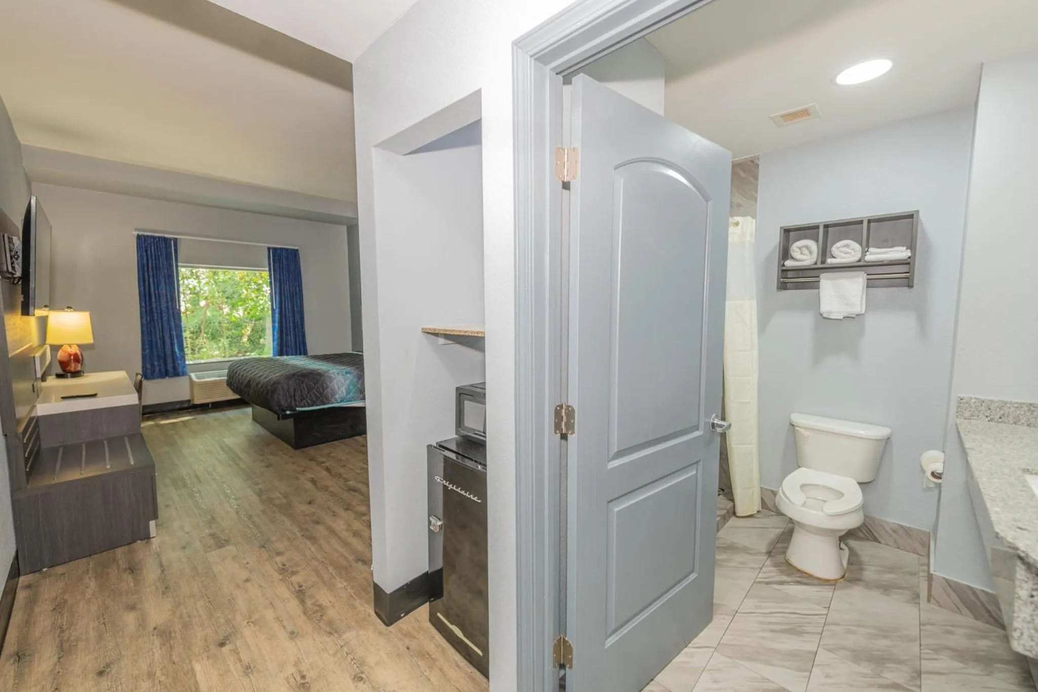 Bed in Jamestown inn & Suites