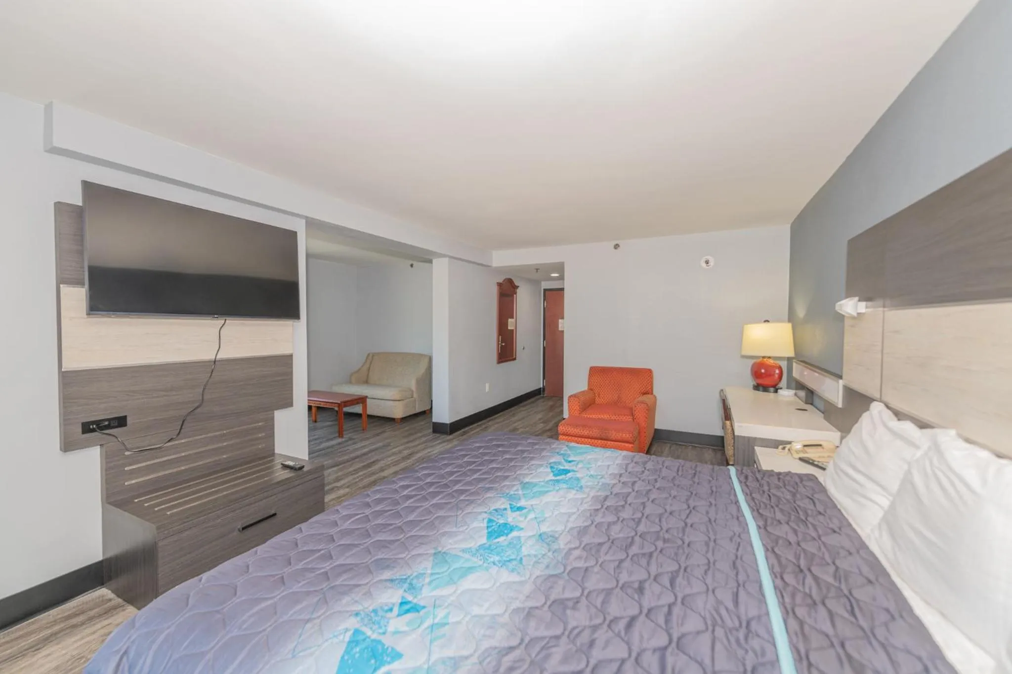 Bed in Jamestown inn & Suites