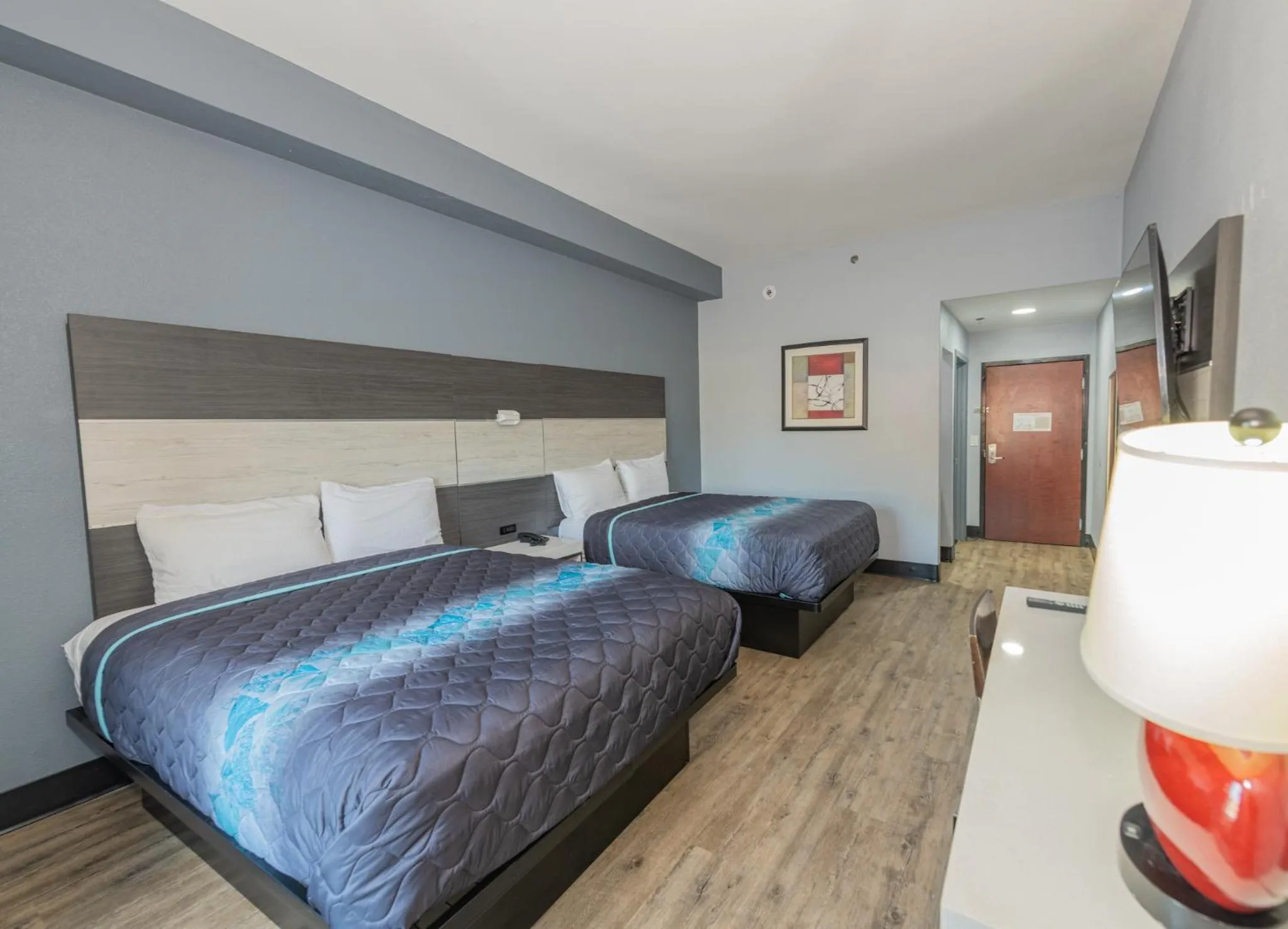 Bed in Jamestown inn & Suites