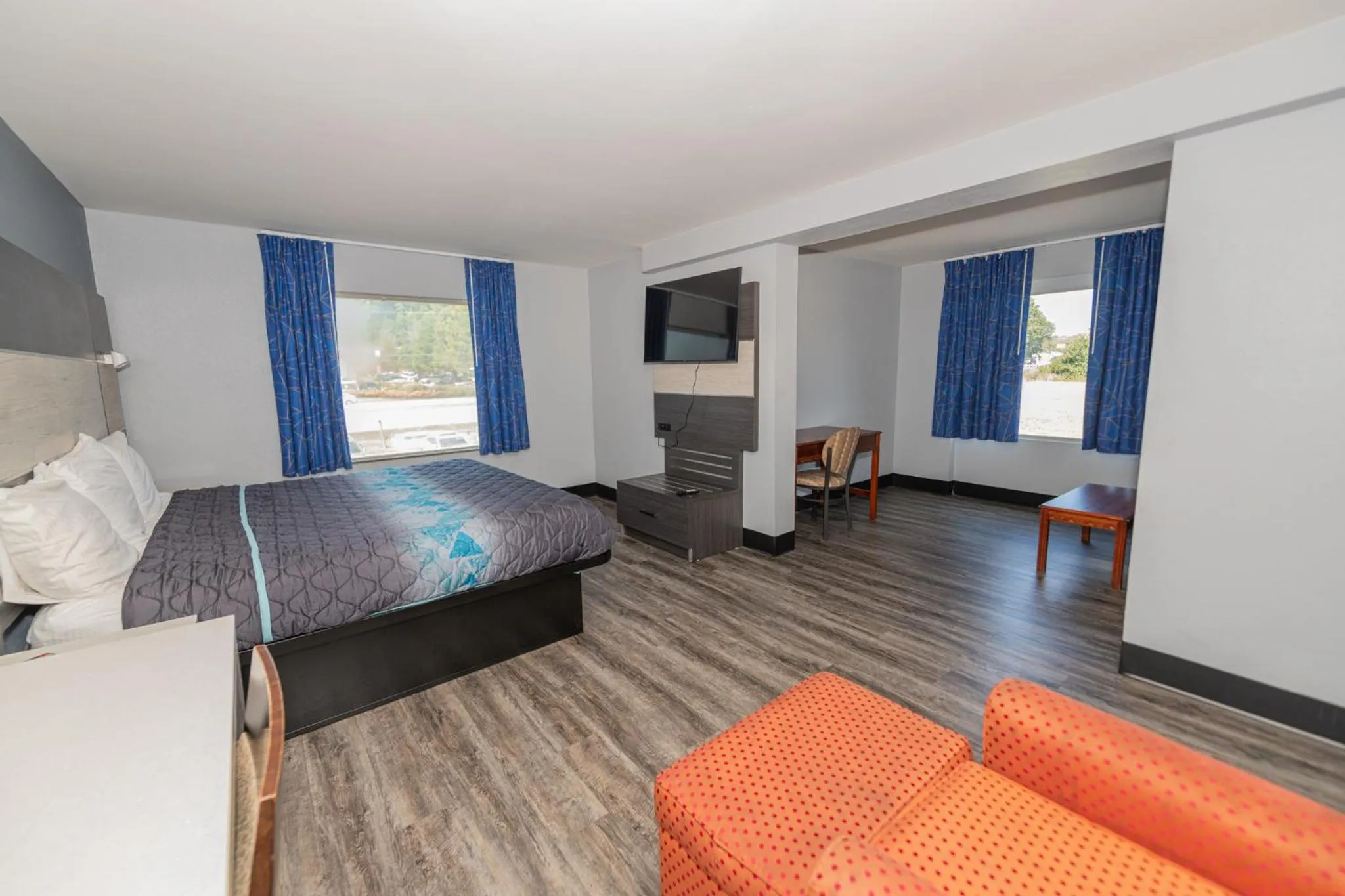 Bed in Jamestown inn & Suites