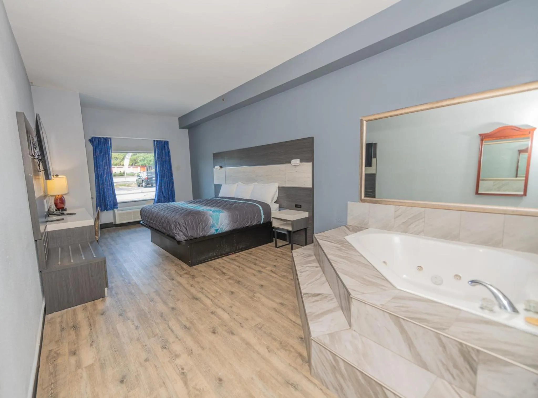 Bed in Jamestown inn & Suites