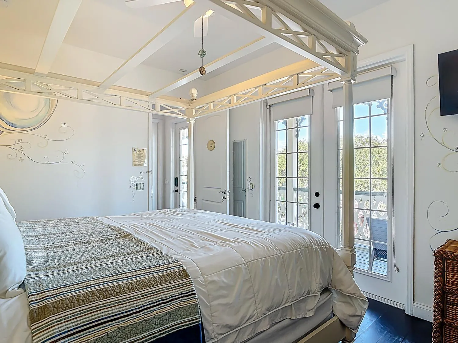 Bed in Inn on the Avenue