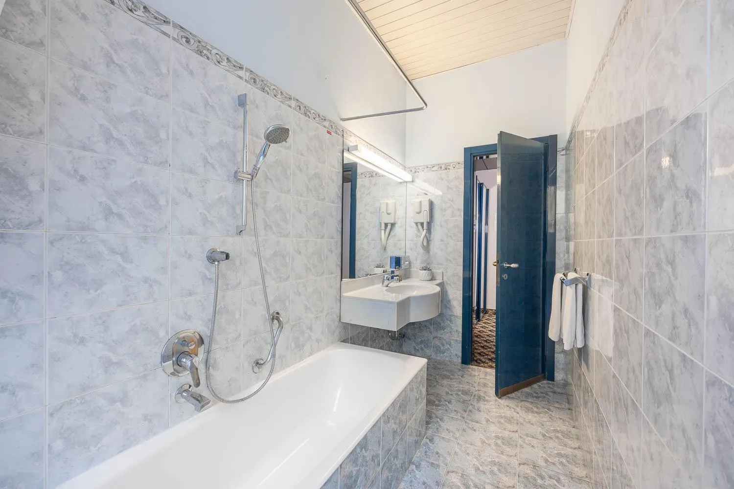 Bathroom in iH Hotels Milano Ambasciatori