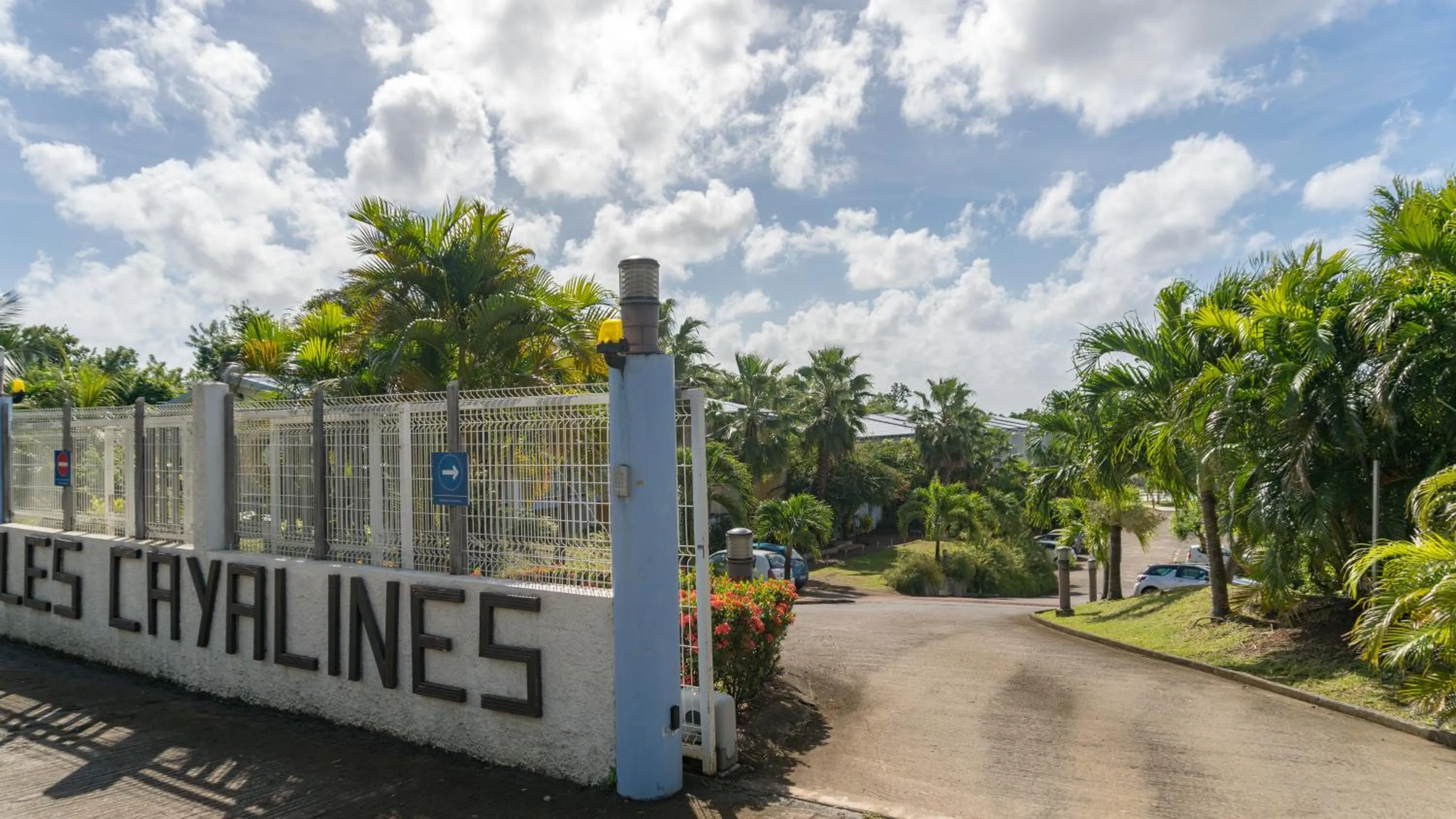 Facade/entrance in Residence Les Cayalines