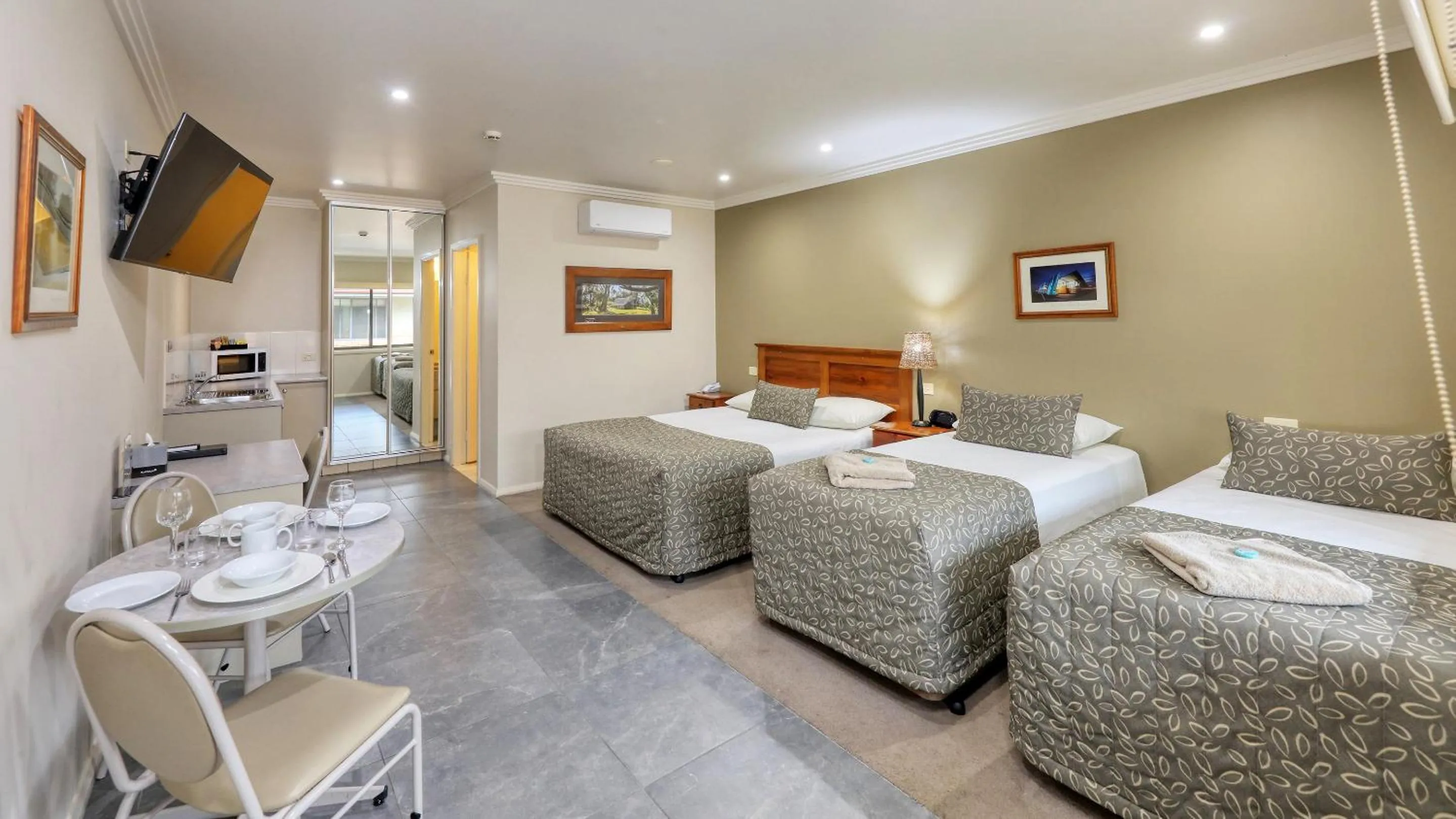 Photo of the whole room, Bed in The Saltbush Motor Inn