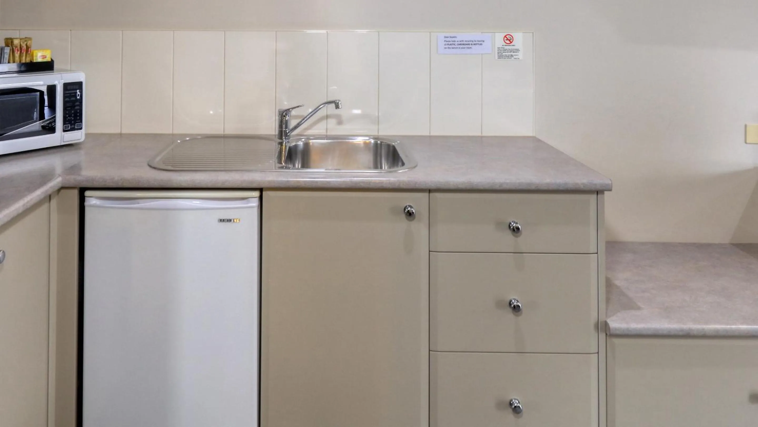 Kitchen or kitchenette in The Saltbush Motor Inn