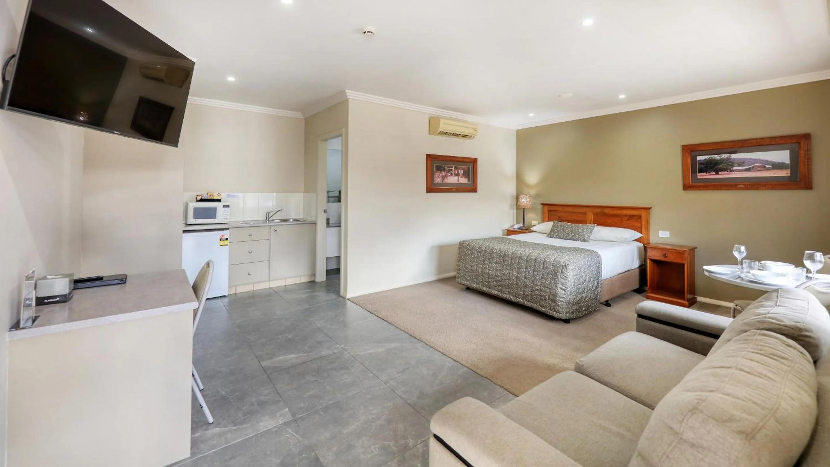 Bed in The Saltbush Motor Inn