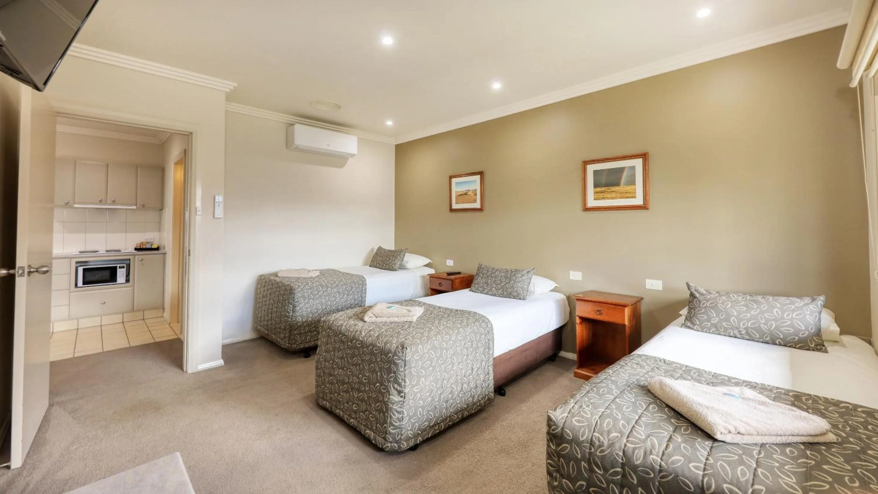 Bed in The Saltbush Motor Inn