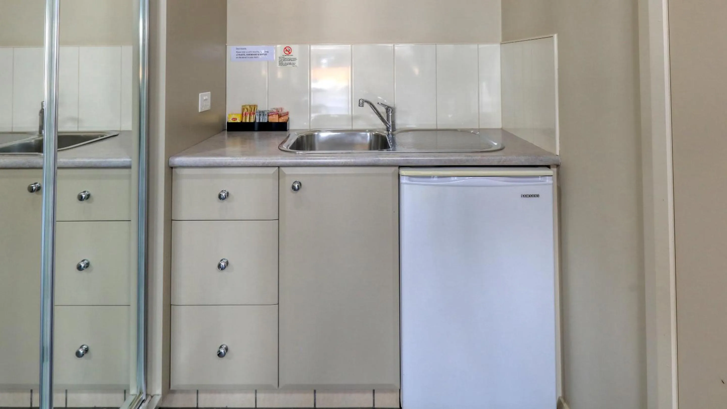 Kitchen or kitchenette in The Saltbush Motor Inn