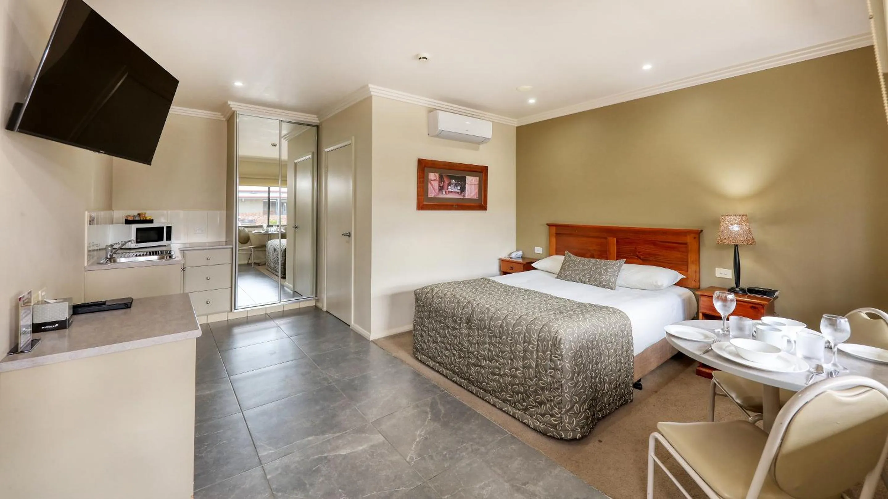 TV and multimedia, Bed in The Saltbush Motor Inn