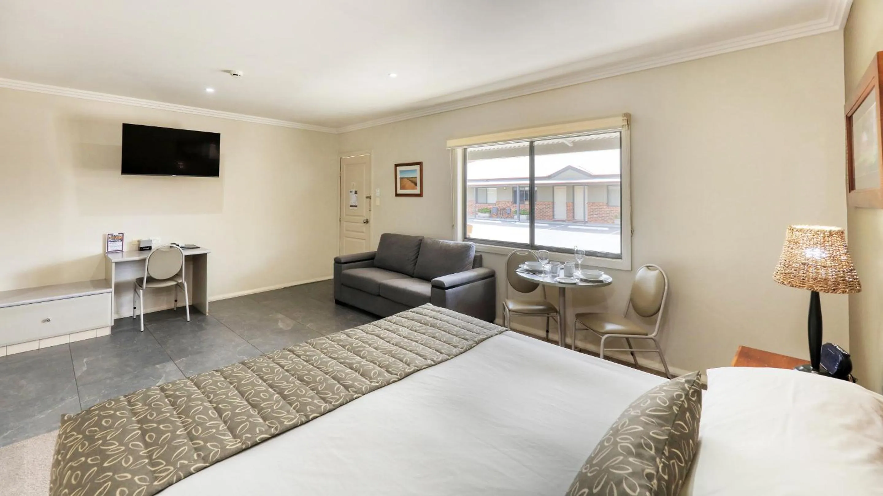 TV and multimedia, Bed in The Saltbush Motor Inn