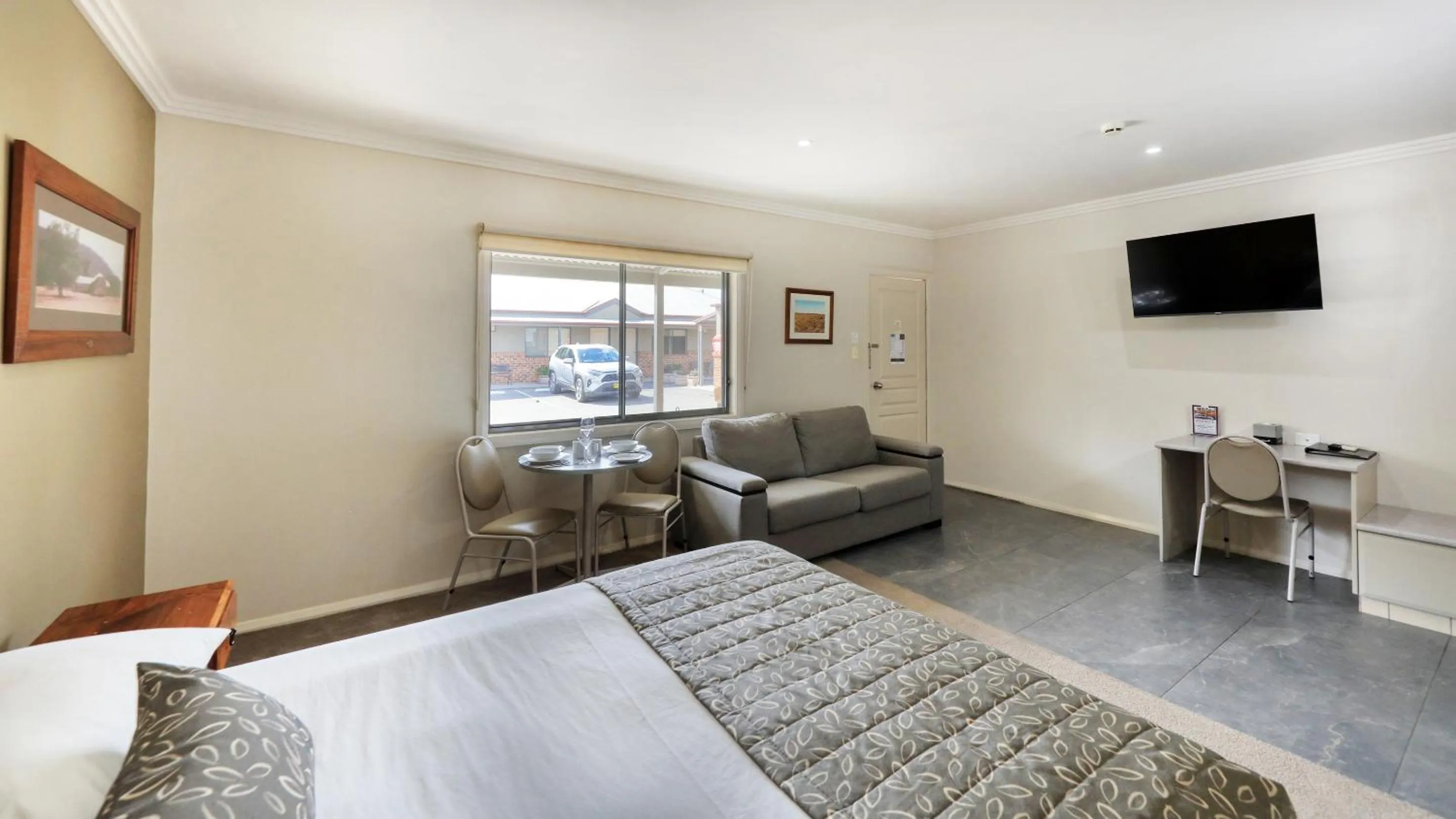 TV and multimedia, Bed in The Saltbush Motor Inn