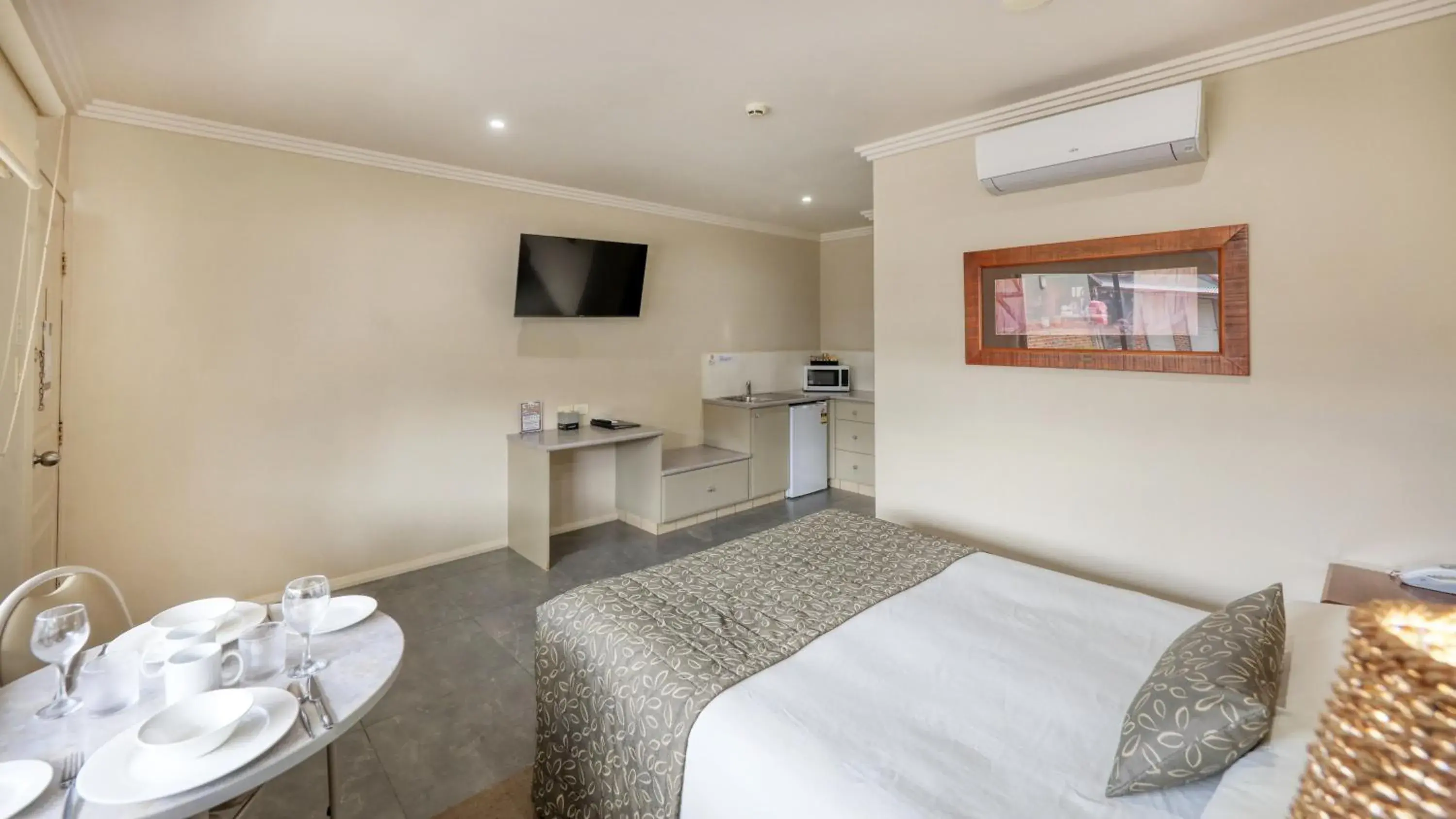 Queen Room in The Saltbush Motor Inn Queen Room in The Saltbush Motor Inn