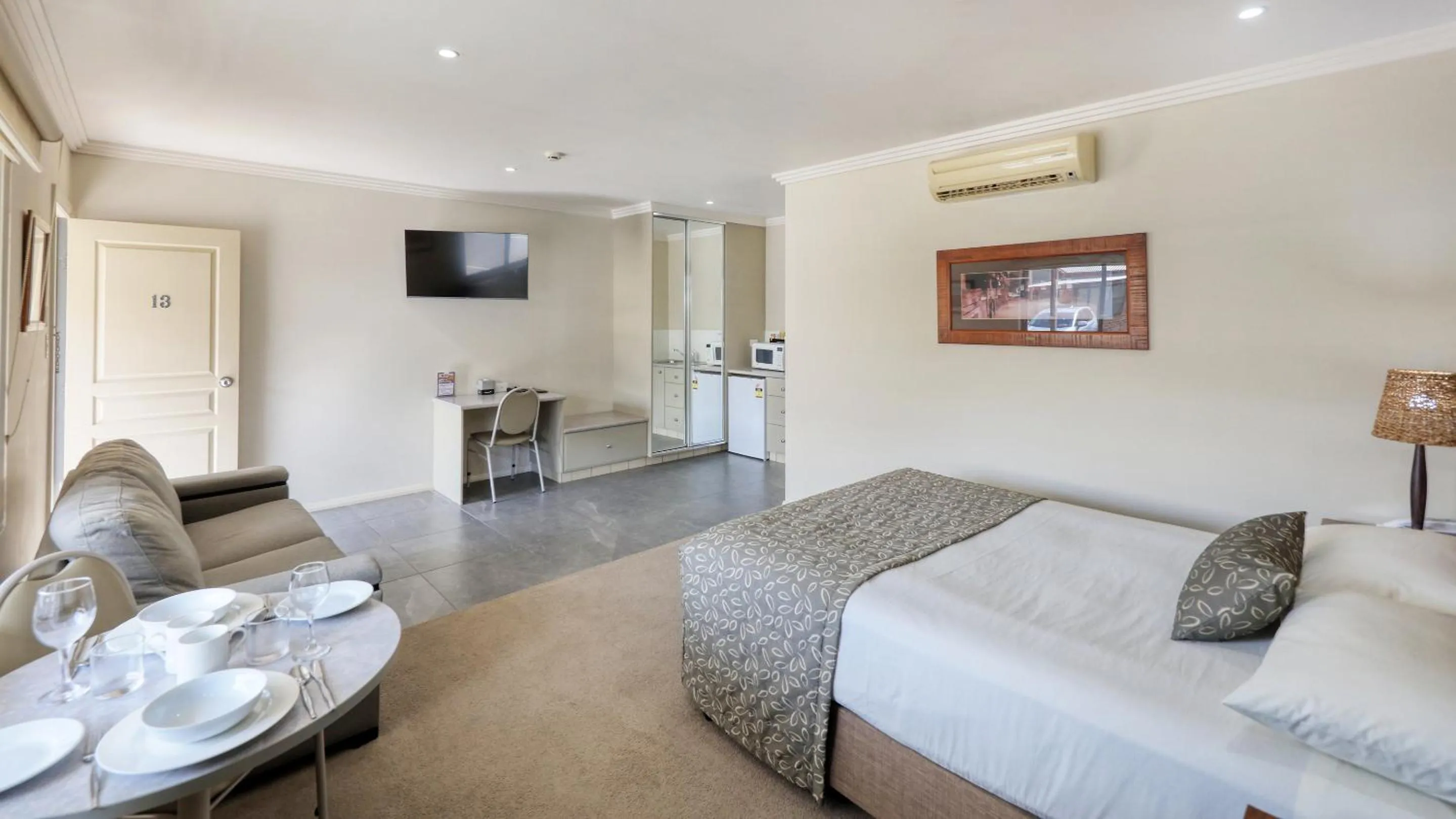 Seating area, Bed in The Saltbush Motor Inn