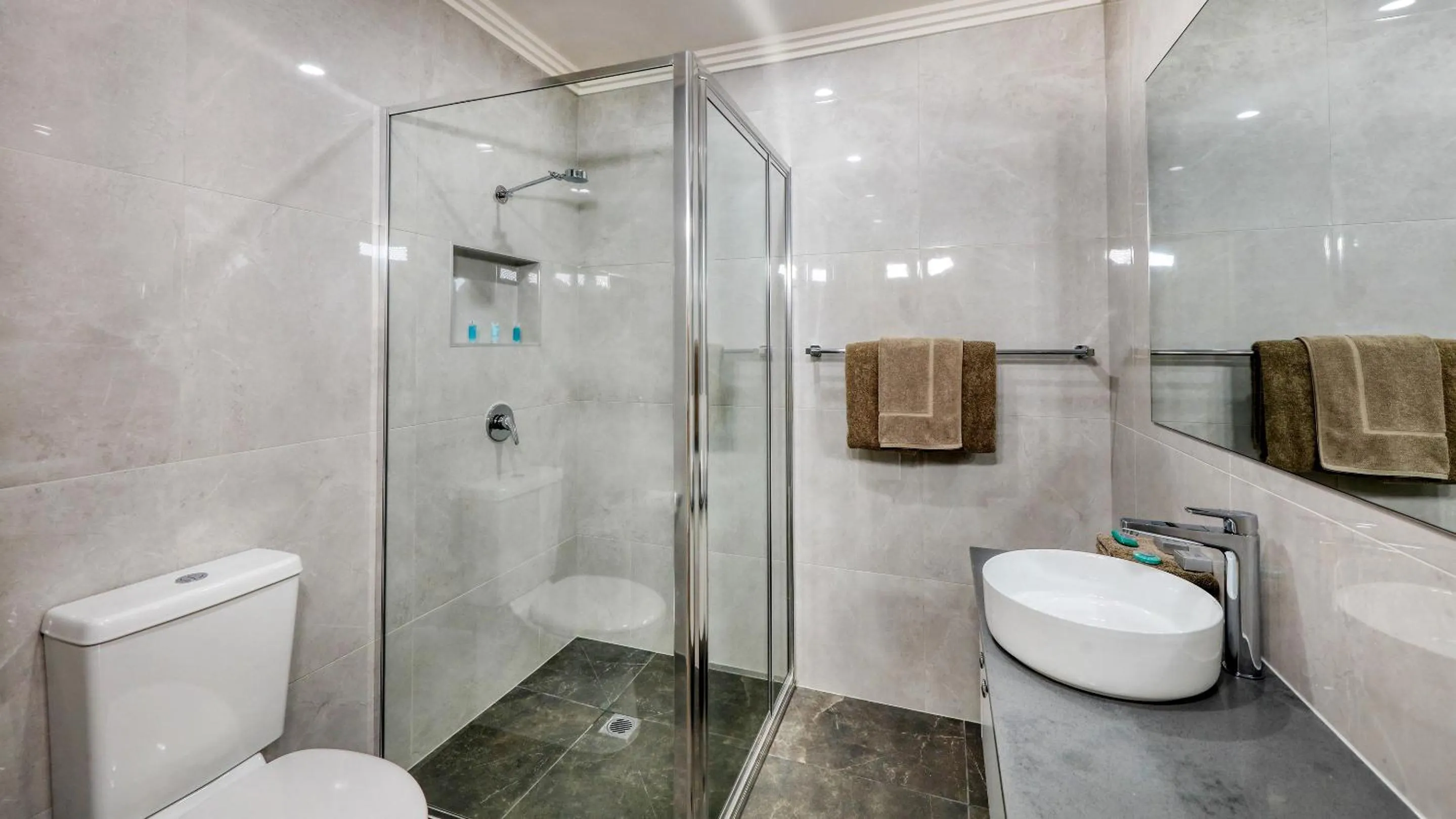 Shower in The Saltbush Motor Inn