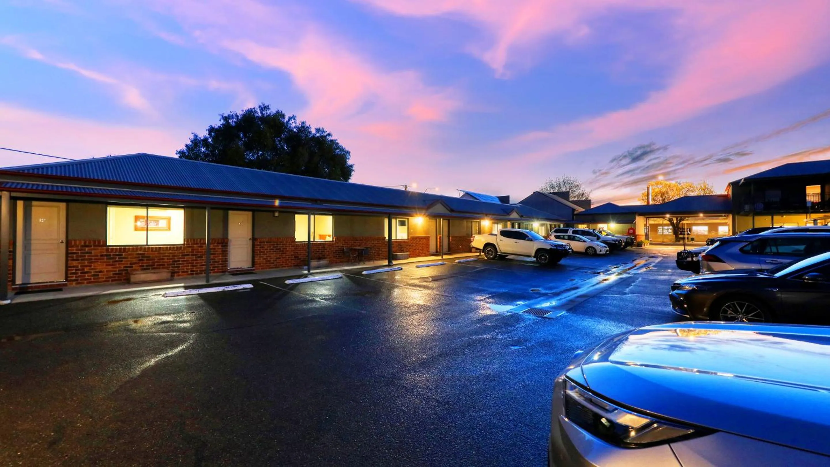Parking in The Saltbush Motor Inn