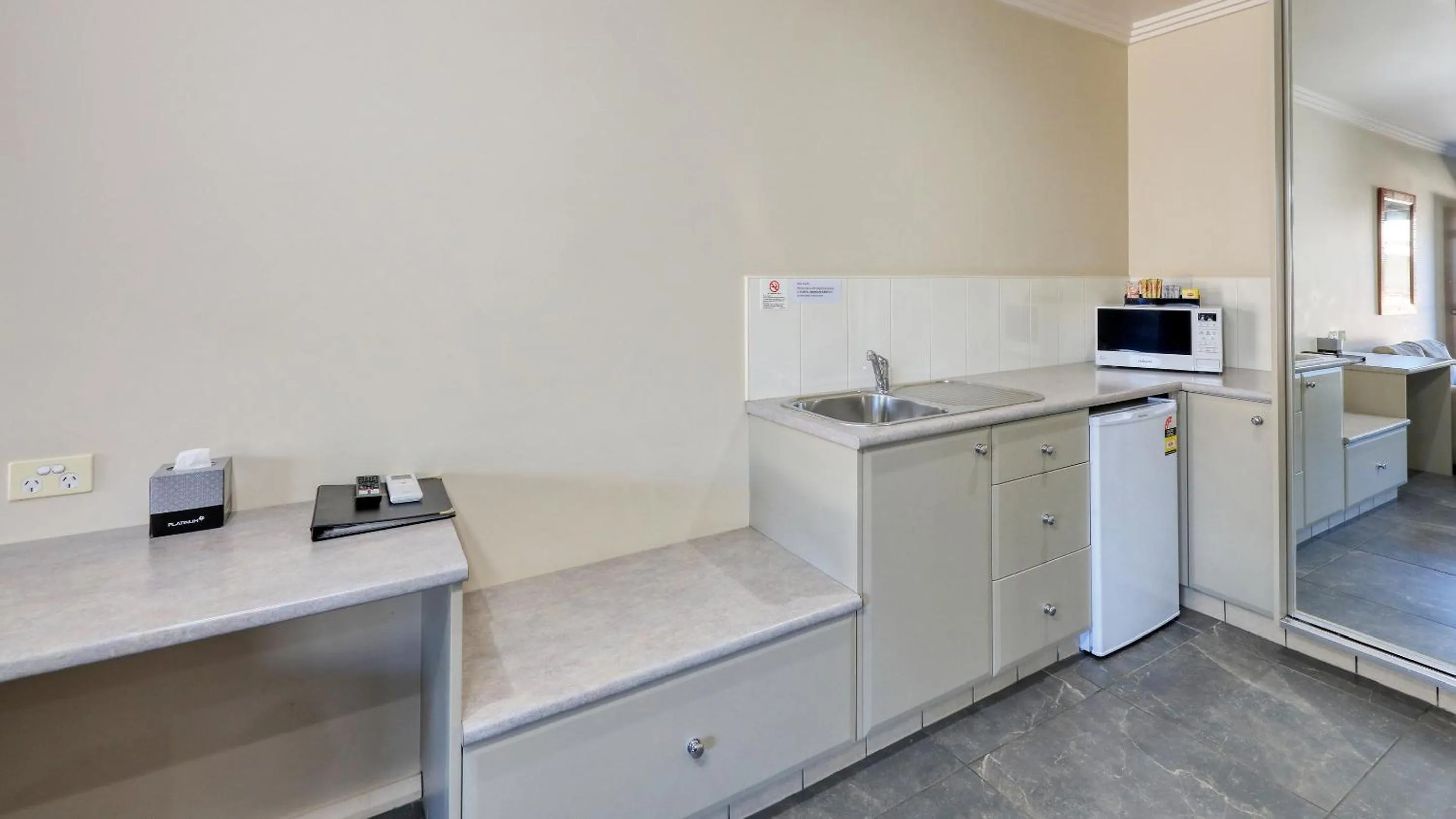 Kitchen or kitchenette in The Saltbush Motor Inn