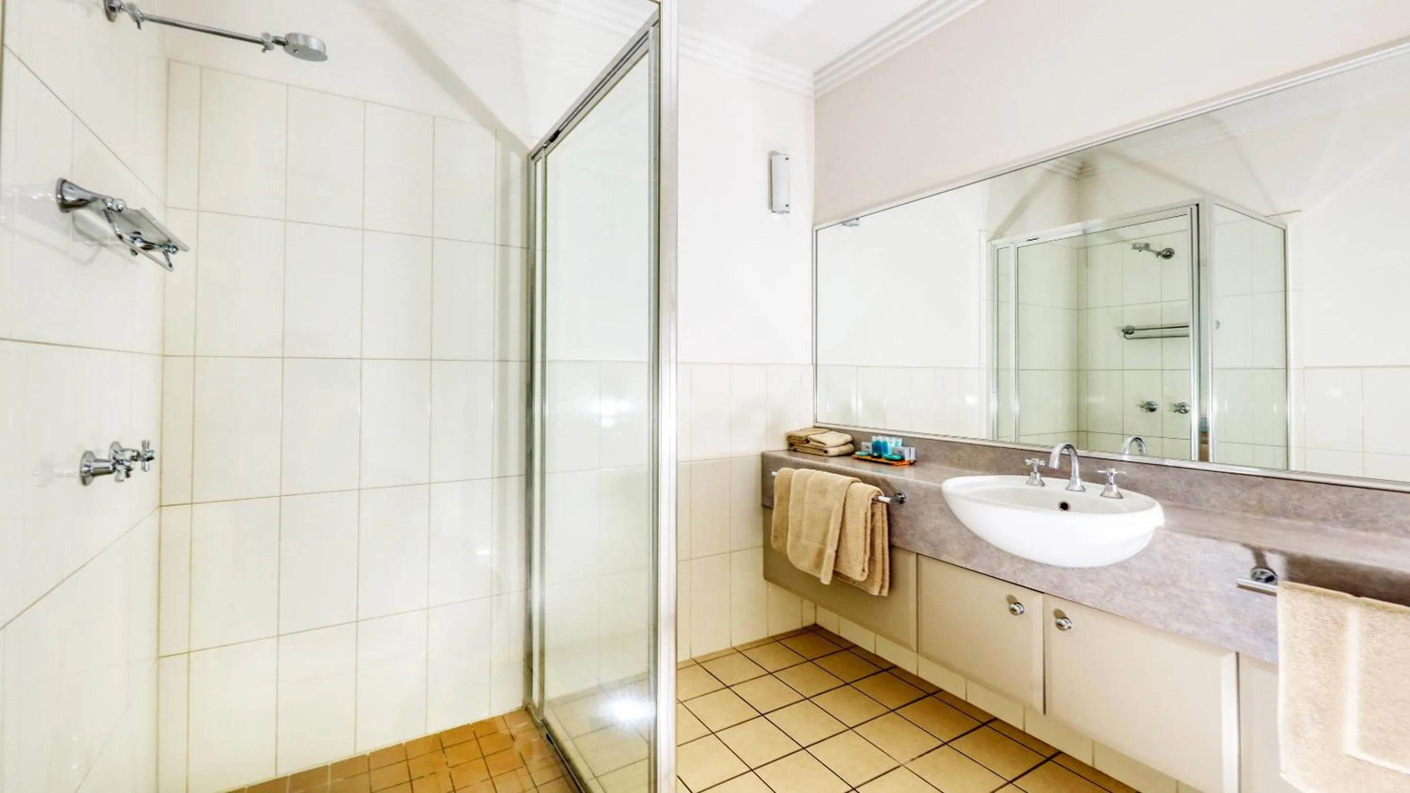 Shower in The Saltbush Motor Inn