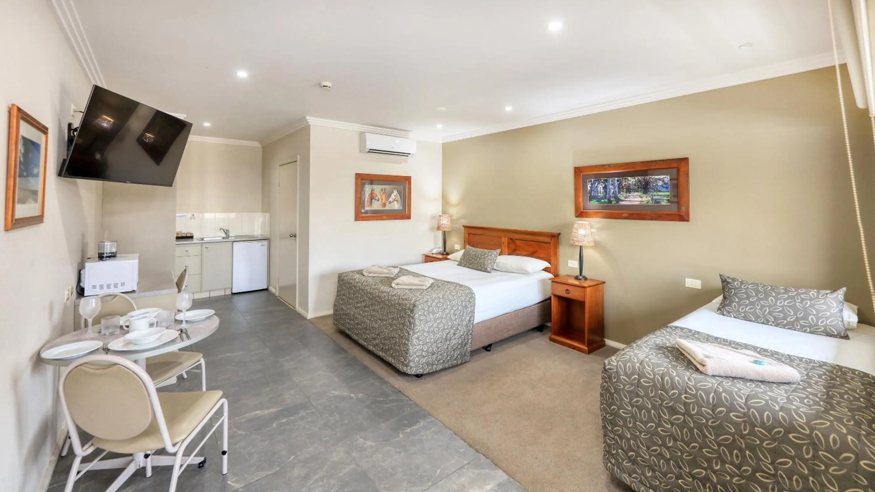 Photo of the whole room, Bed in The Saltbush Motor Inn