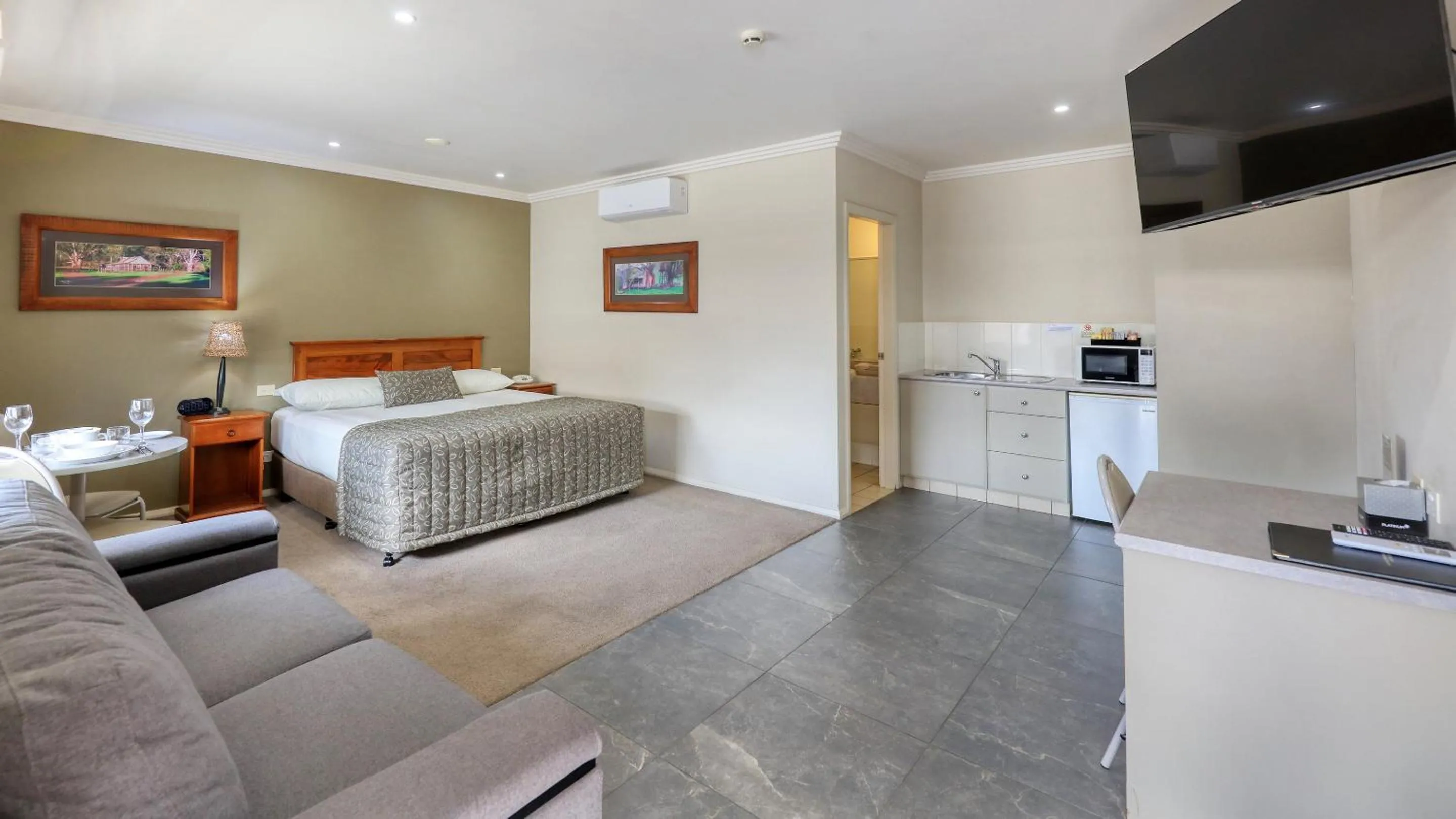 Seating area, Bed in The Saltbush Motor Inn