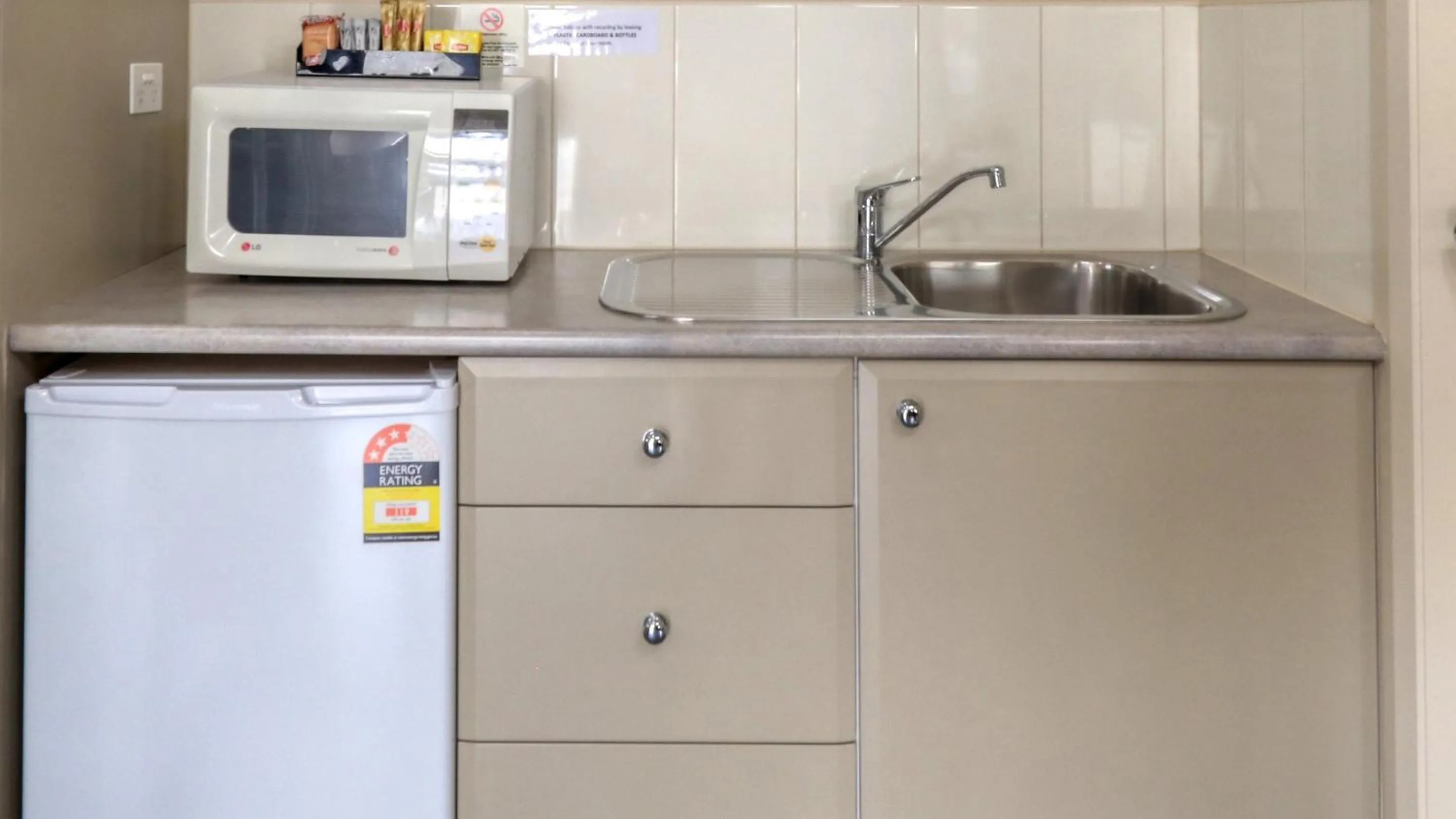 Kitchen or kitchenette in The Saltbush Motor Inn